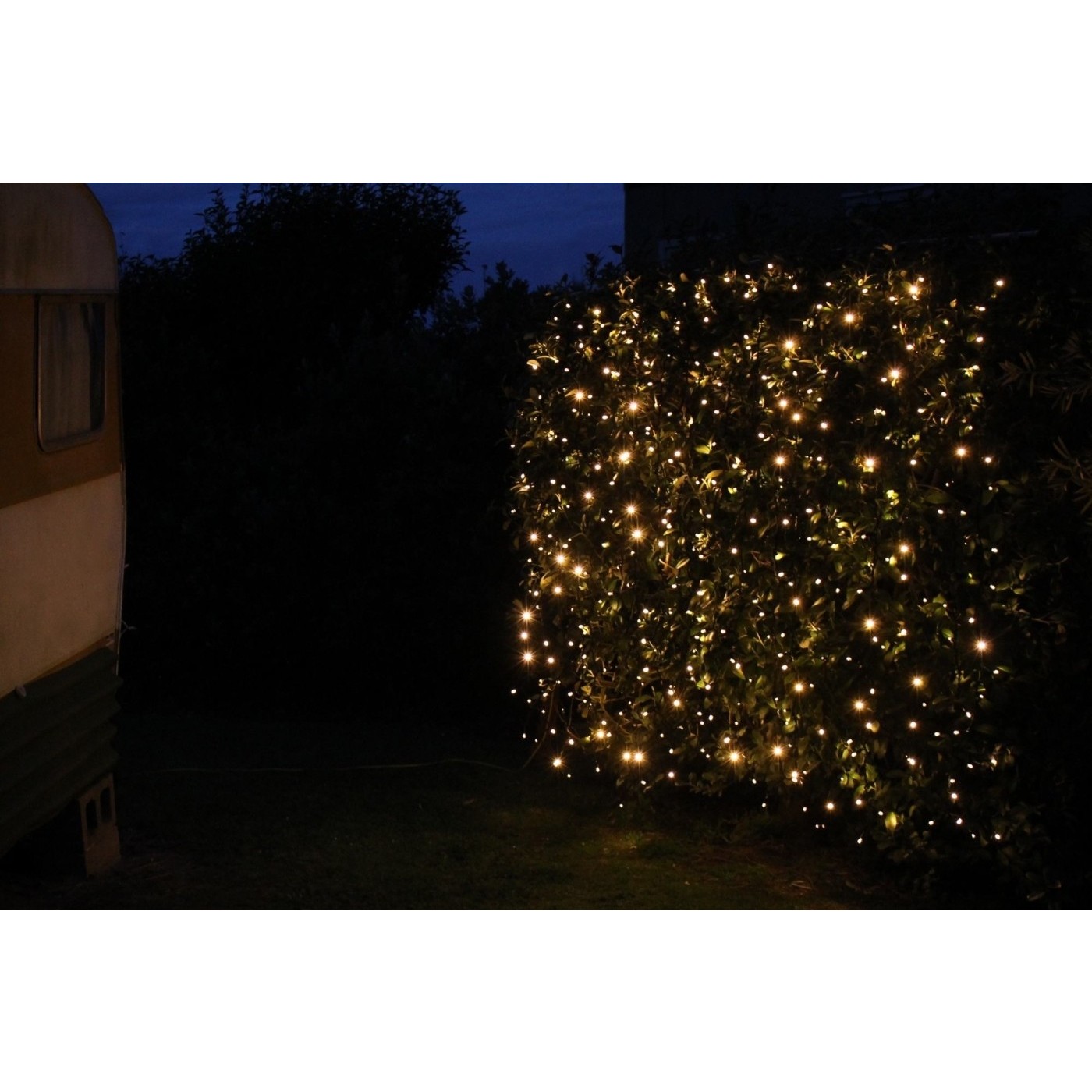 Instalatie Craciun Profesionala de Exterior IP65, Tip Perdea, 26m x 2m, 5200 Led-uri Mari, Alb cald, cu flash, Alimentator 1,5 m, Interconectabila, Fir negru, Flippy