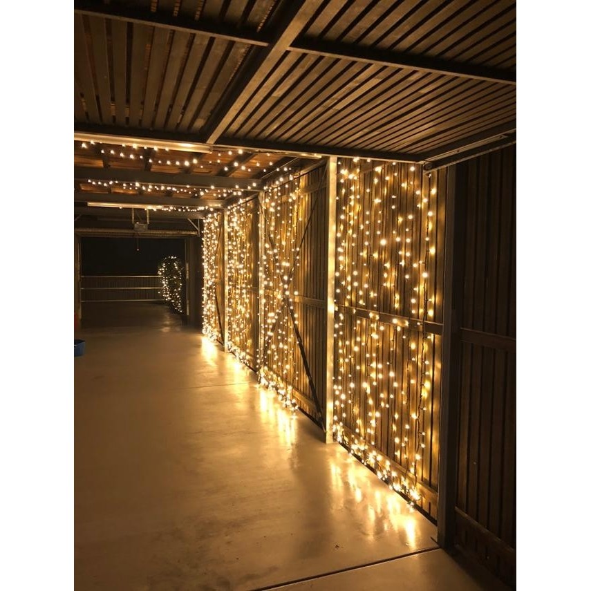 Instalatie Craciun Profesionala de Exterior IP65, Tip Perdea, 26m x 2m, 5200 Led-uri Mari, Alb cald, cu flash, Alimentator 1,5 m, Interconectabila, Fir negru, Flippy