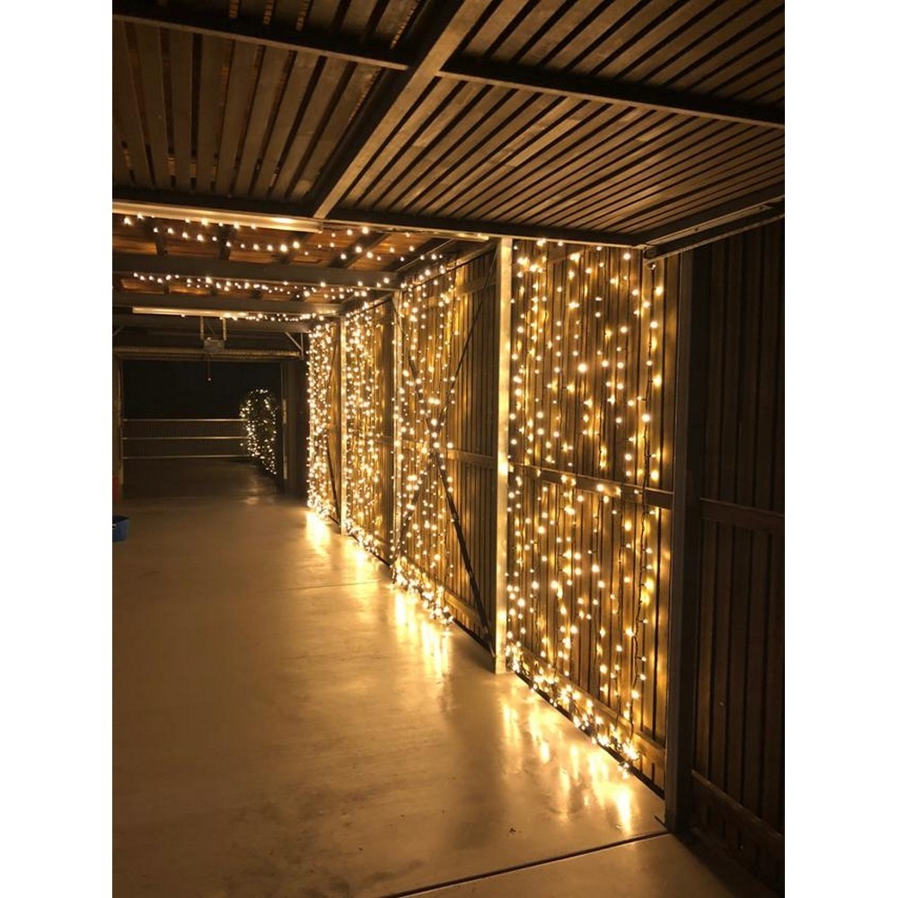 Instalatie Craciun Profesionala de Exterior IP65, Tip Perdea, 26m x 2m, 5200 Led-uri Mari, Alb cald, cu flash, Alimentator 1,5 m, Interconectabila, Fir negru, Flippy