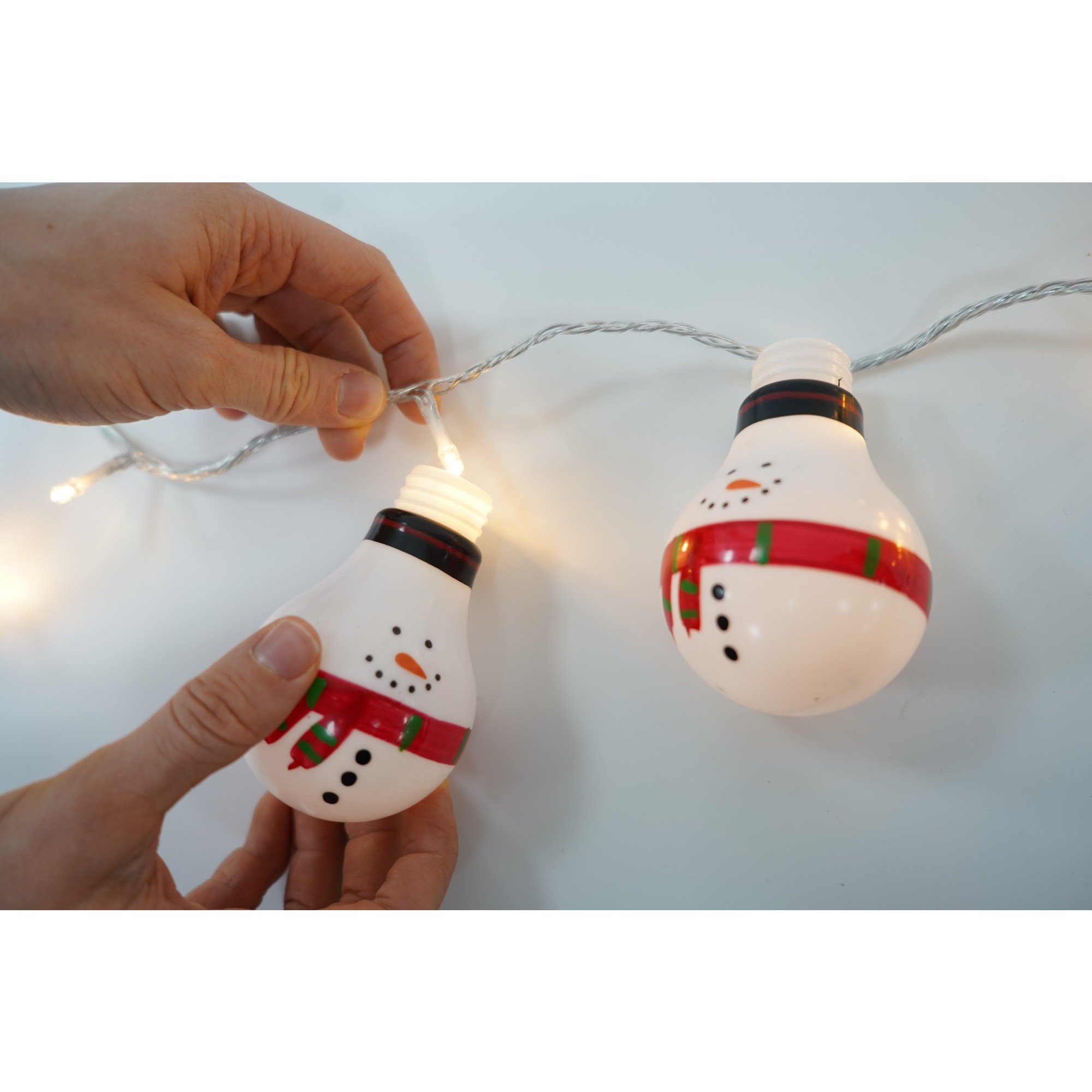 Instalatie Craciun cu ornamente om de zapada in forma de bec, 1 m, 10 LED-uri, Alb Rece, Baterii, Fir Transparent, Flippy