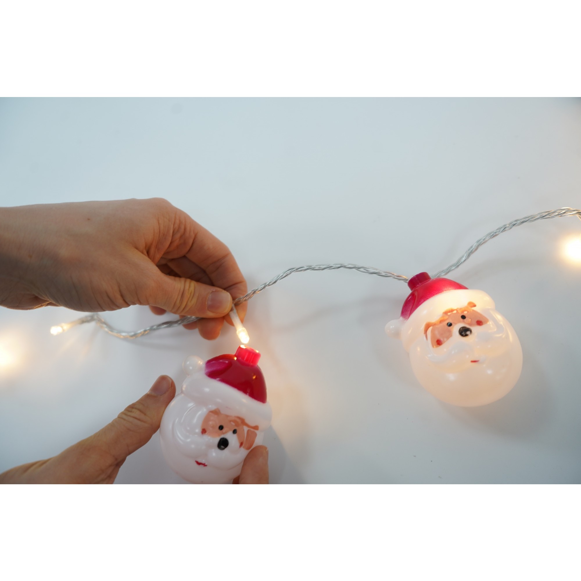 Instalatie Craciun cu ornamente Mos Craciun cu caciula rosie, 5 m, 50 LED-uri, Alb Rece, Baterii, Fir Verde, Flippy