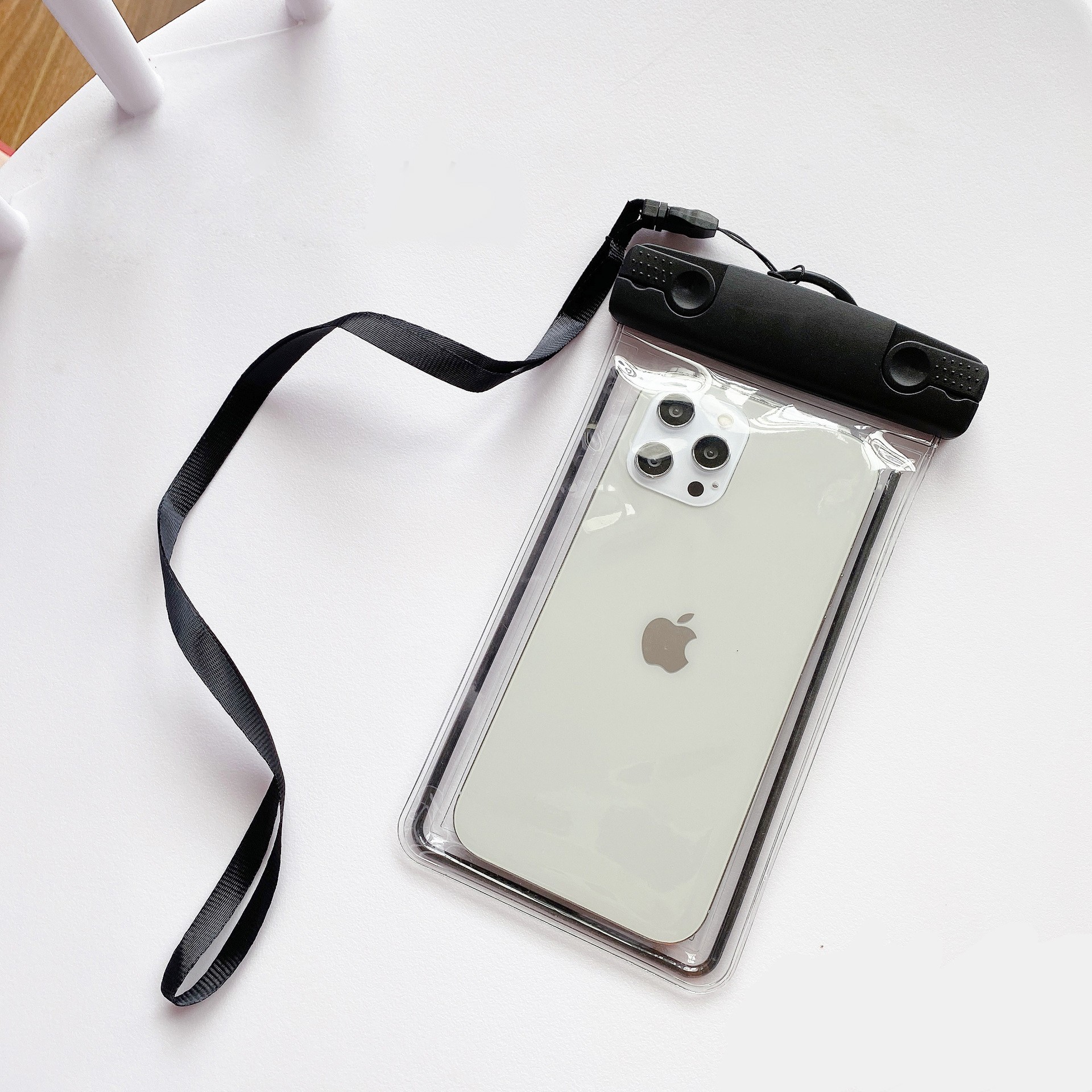 Husa subacvatica Fosforescenta Waterproof Flippy, Snowproof, Lumineaza in intuneric, Universala, cu Snur, pentru telefon sau documente, Negru