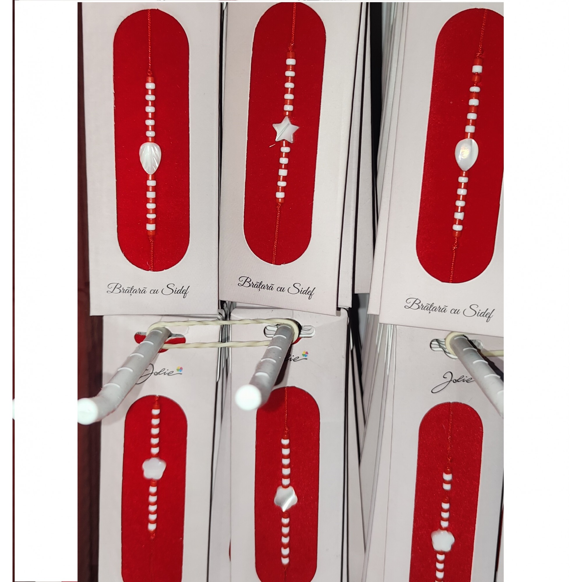 Martisor Bratara cu Sidef, Snur Rosu Reglabil, Margele Albe si Rosii, Pandantiv din Scoica, Modele de Sezon