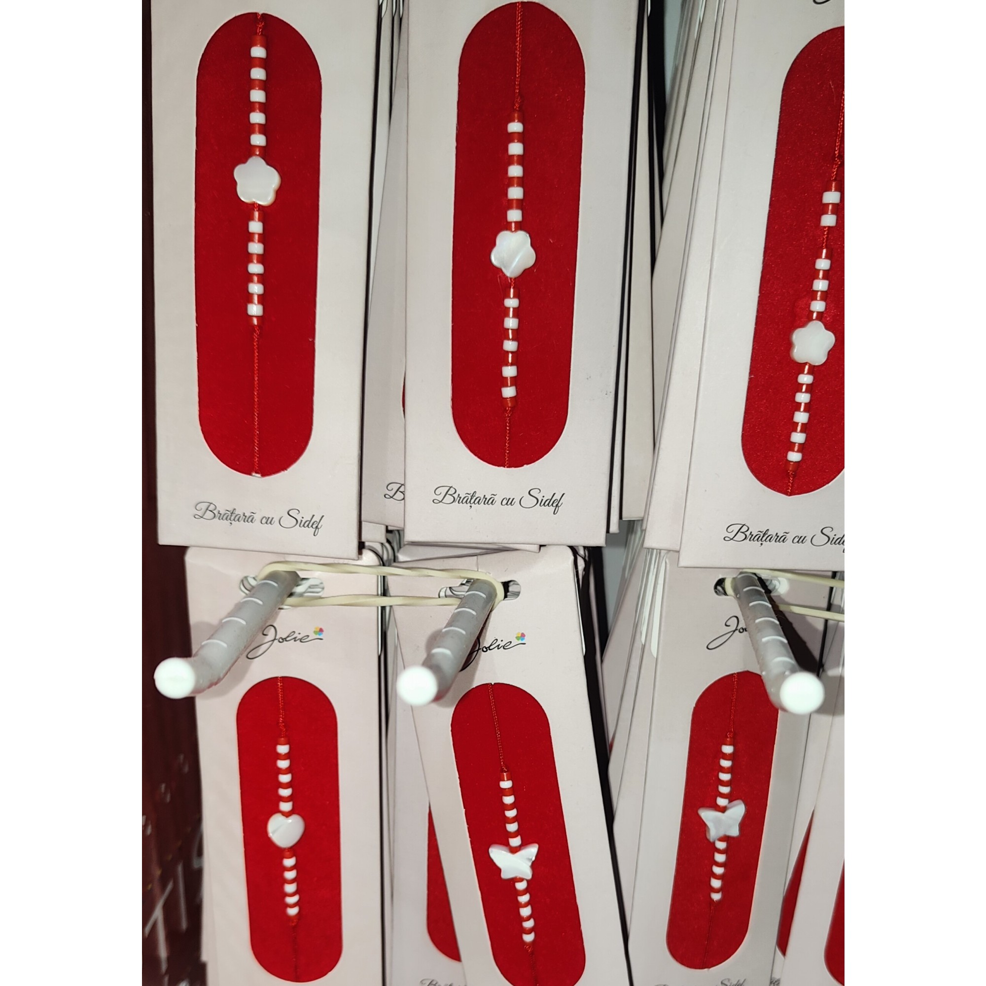 Martisor Bratara cu Sidef, Snur Rosu Reglabil, Margele Albe si Rosii, Pandantiv din Scoica, Modele de Sezon