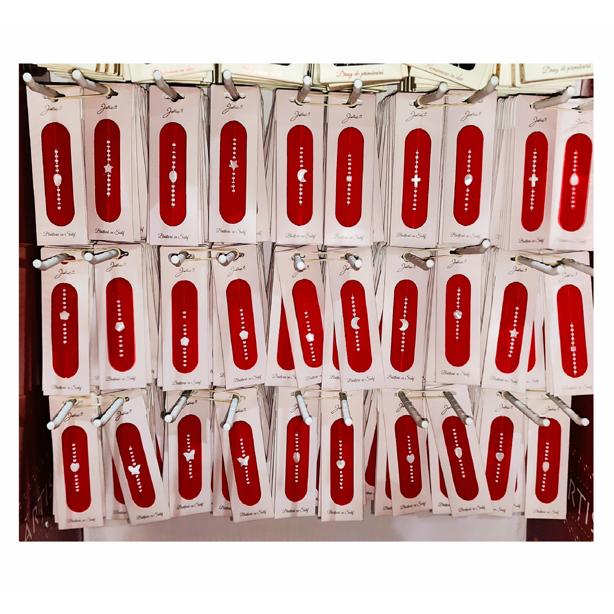 Martisor Bratara cu Sidef, Snur Rosu Reglabil, Margele Albe si Rosii, Pandantiv din Scoica, Modele de Sezon