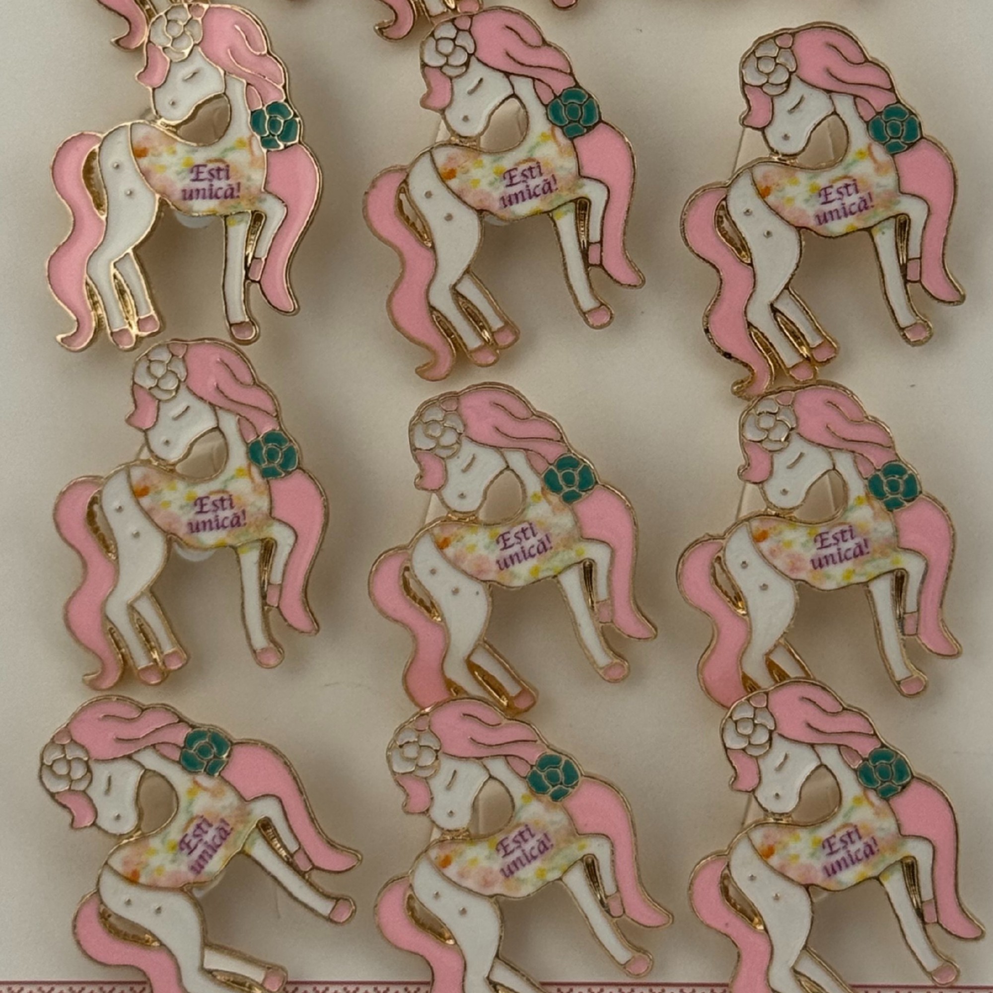 Set 12 Brose Martisor pentru Copii, Jolie, Model Unicorn cu Par Roz, cu Mesaj Esti Unica, Multicolor