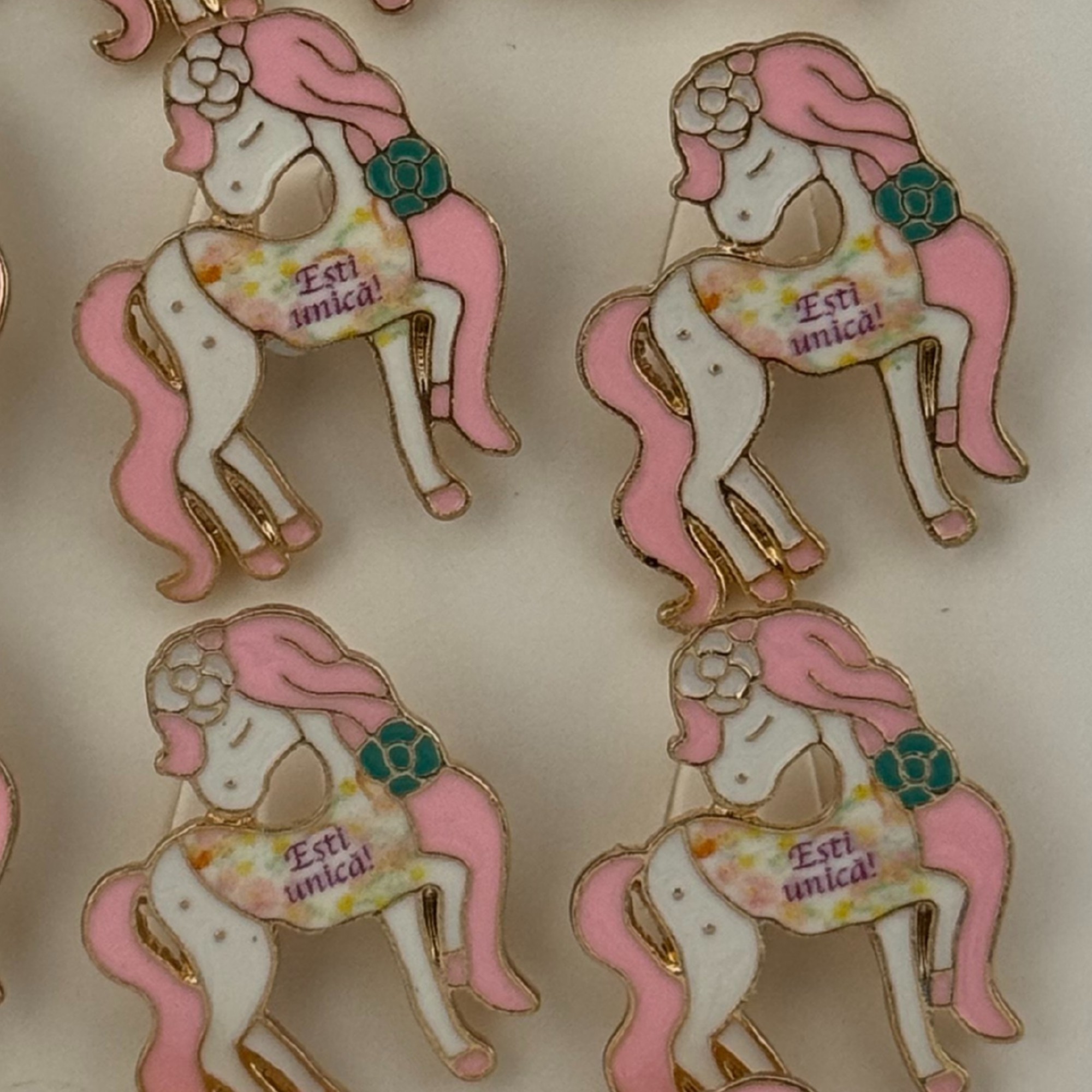 Set 12 Brose Martisor pentru Copii, Jolie, Model Unicorn cu Par Roz, cu Mesaj Esti Unica, Multicolor