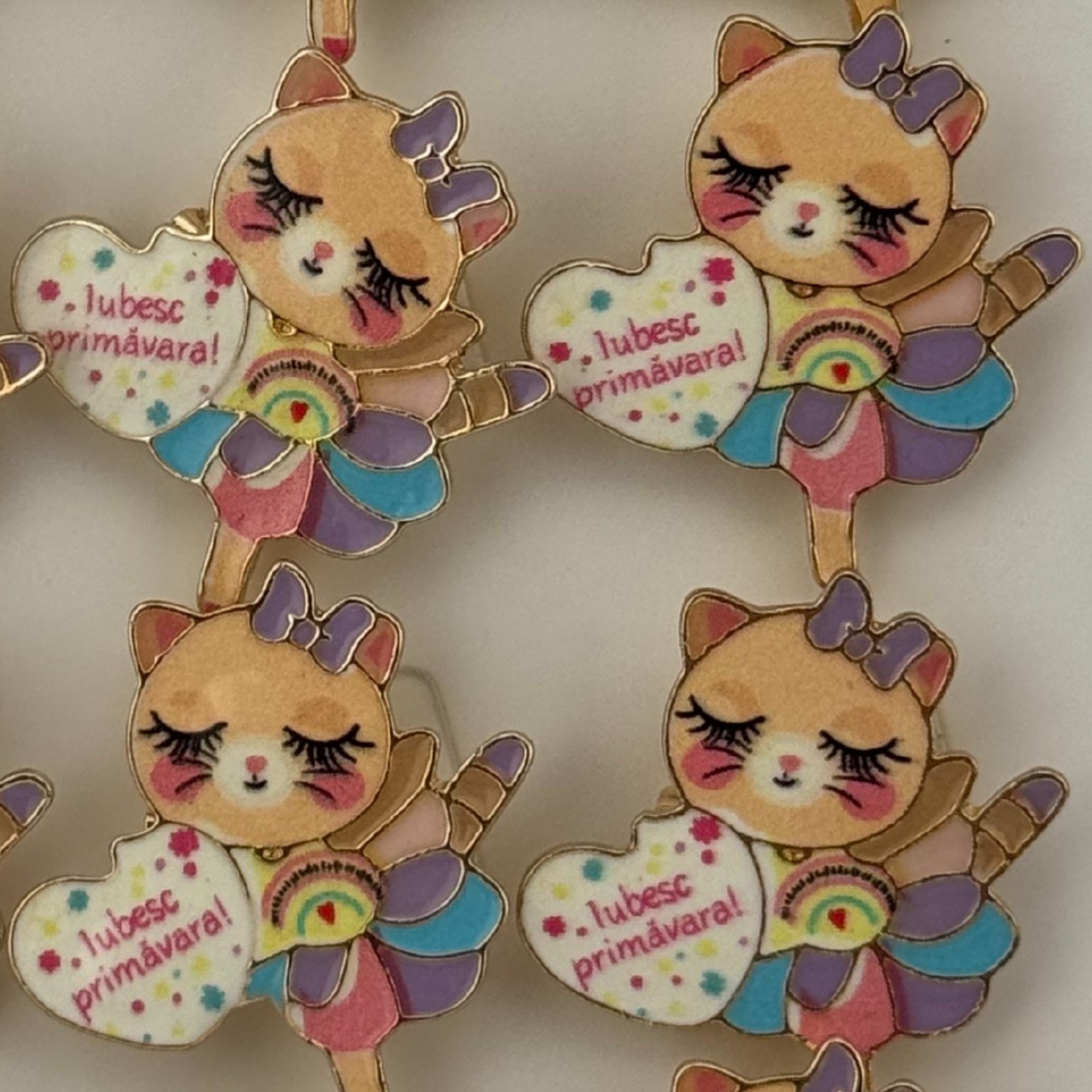 Set 12 Brose Martisor pentru Copii, Jolie, Model Pisica, cu Mesaj Iubesc Primavara, Multicolor