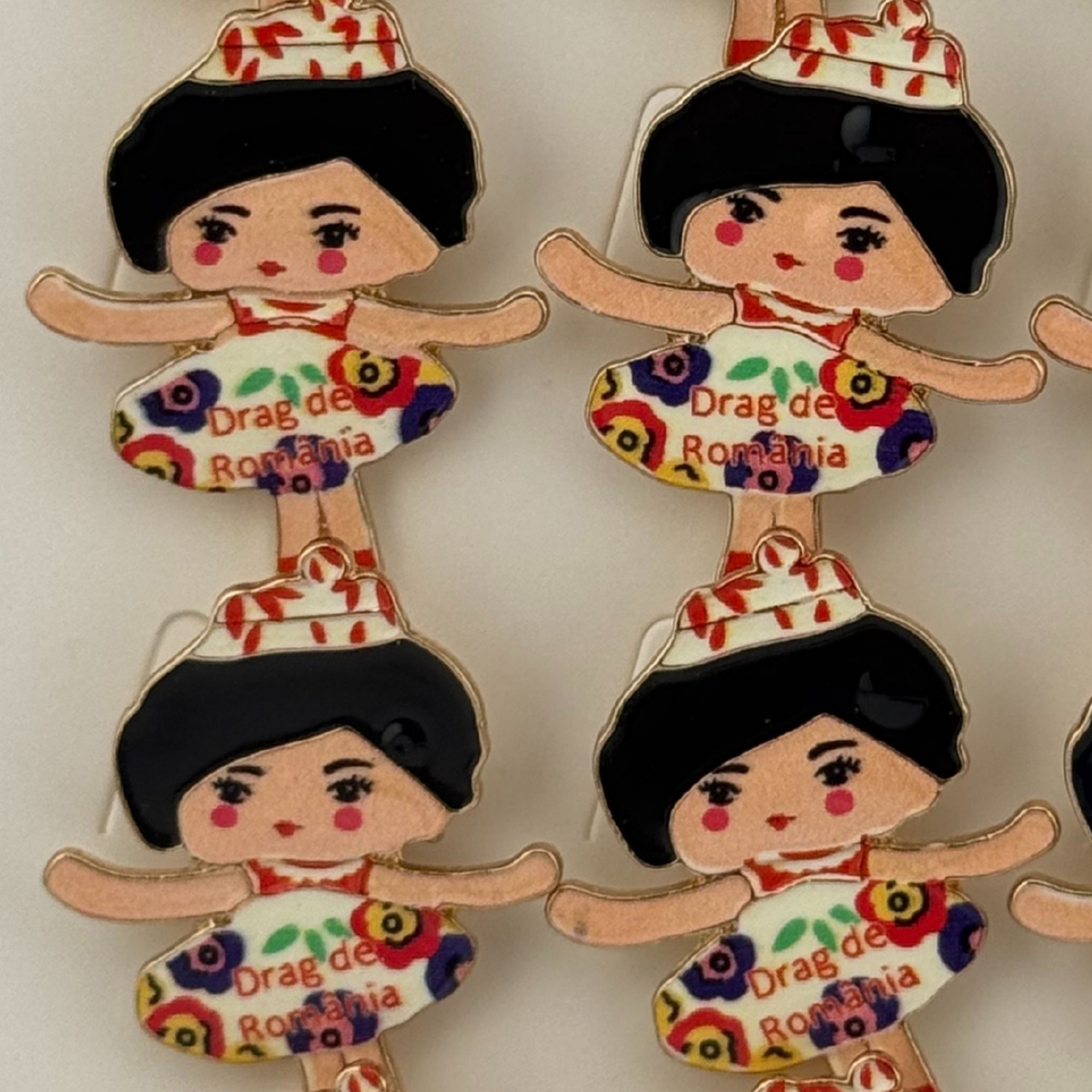 Set 12 Brose Martisor pentru Copii, Jolie, Model Fetita cu Coronita, cu Mesaj Drag de Romania, Multicolor