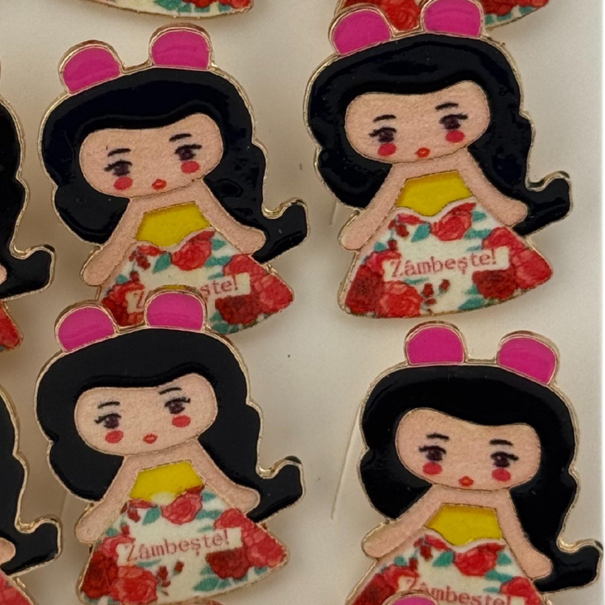 Set 12 Brose Martisor pentru Copii, Jolie, Model Fetita, cu Mesaj Zambeste, Multicolor