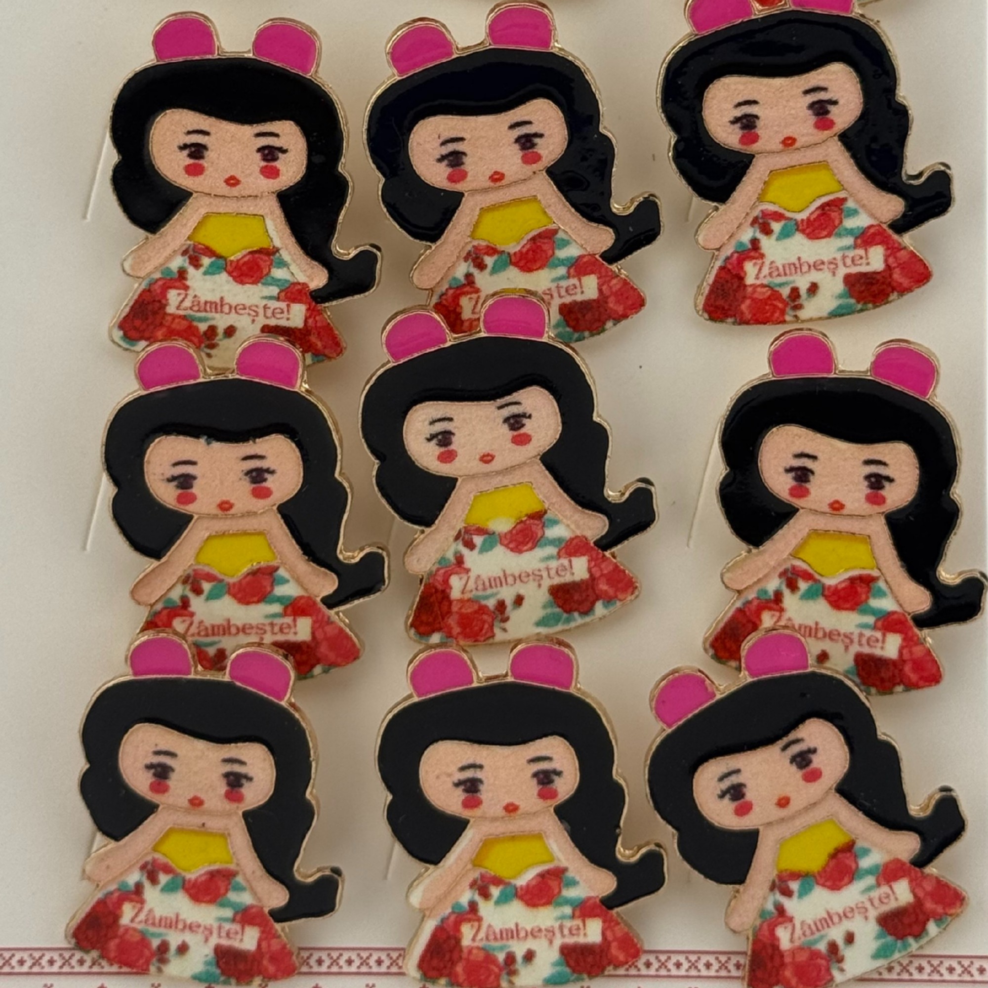 Set 12 Brose Martisor pentru Copii, Jolie, Model Fetita, cu Mesaj Zambeste, Multicolor