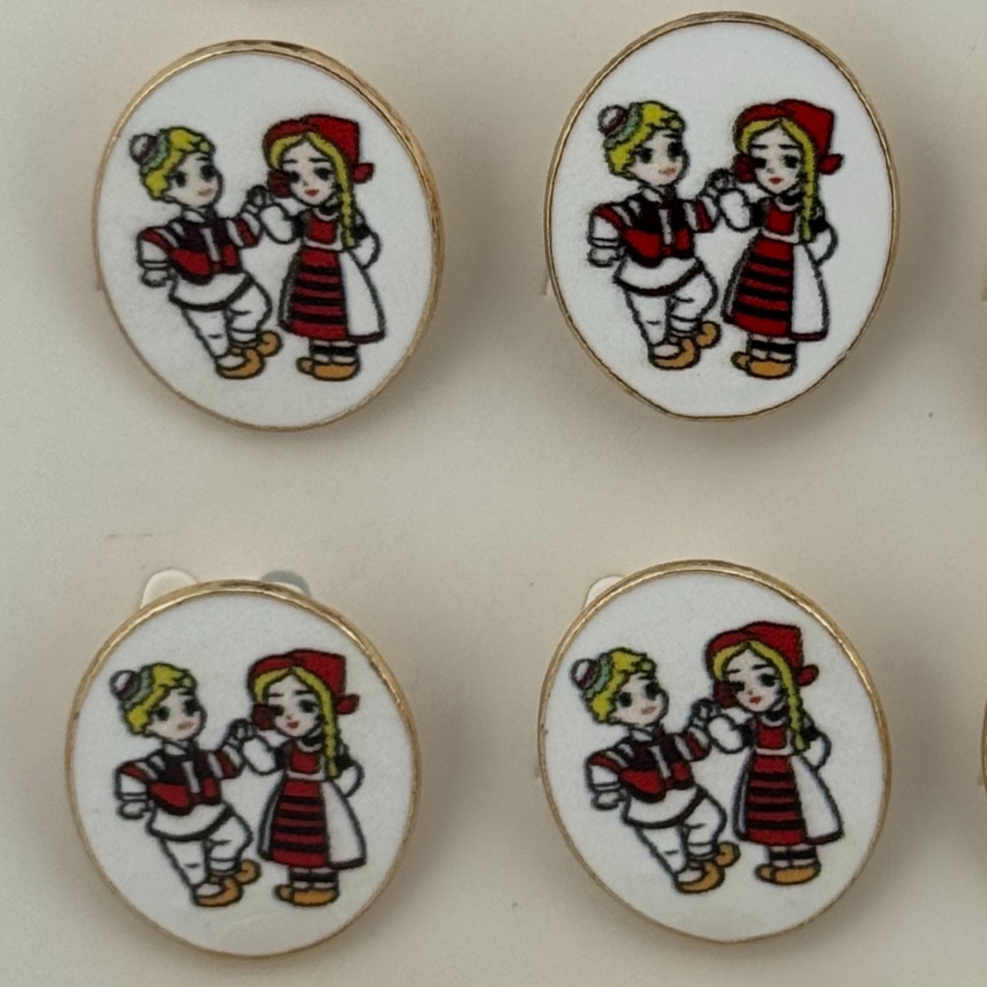 Set 12 Brose Martisor pentru Copii, Jolie, Model Baiat si Fata Imbracati Traditional, Multicolor