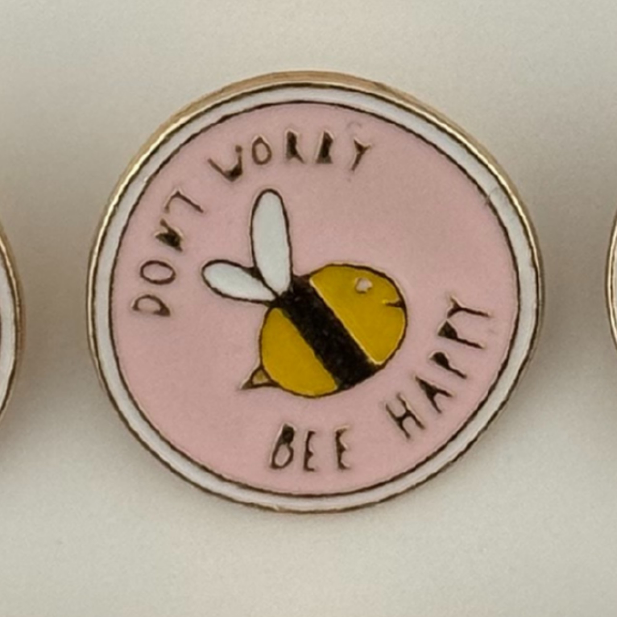 Set 12 Brose Martisor pentru Copii, Jolie, Model Albinuta, cu Mesaj Don`t Worry Bee Happy, Roz Galben