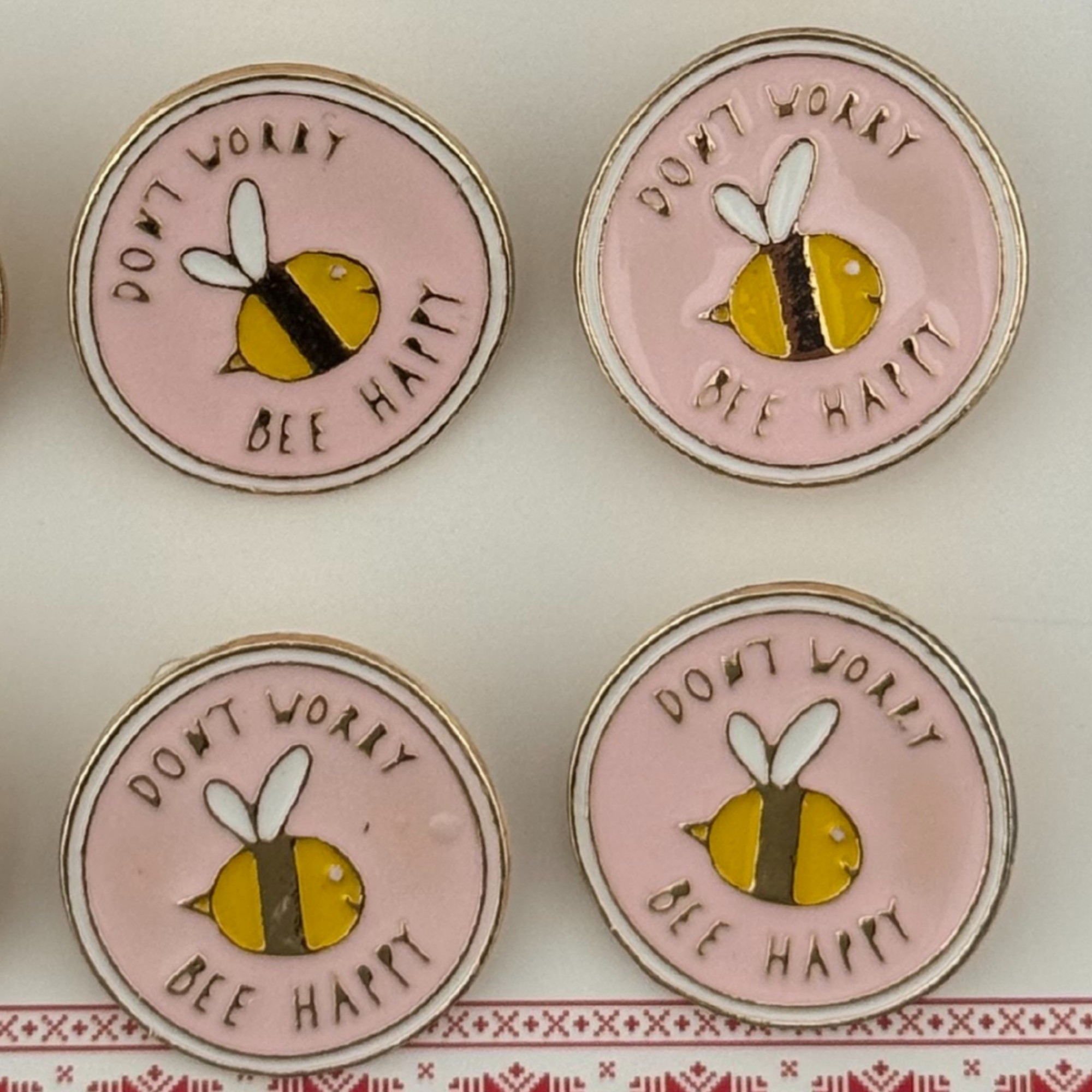 Set 12 Brose Martisor pentru Copii, Jolie, Model Albinuta, cu Mesaj Don`t Worry Bee Happy, Roz Galben