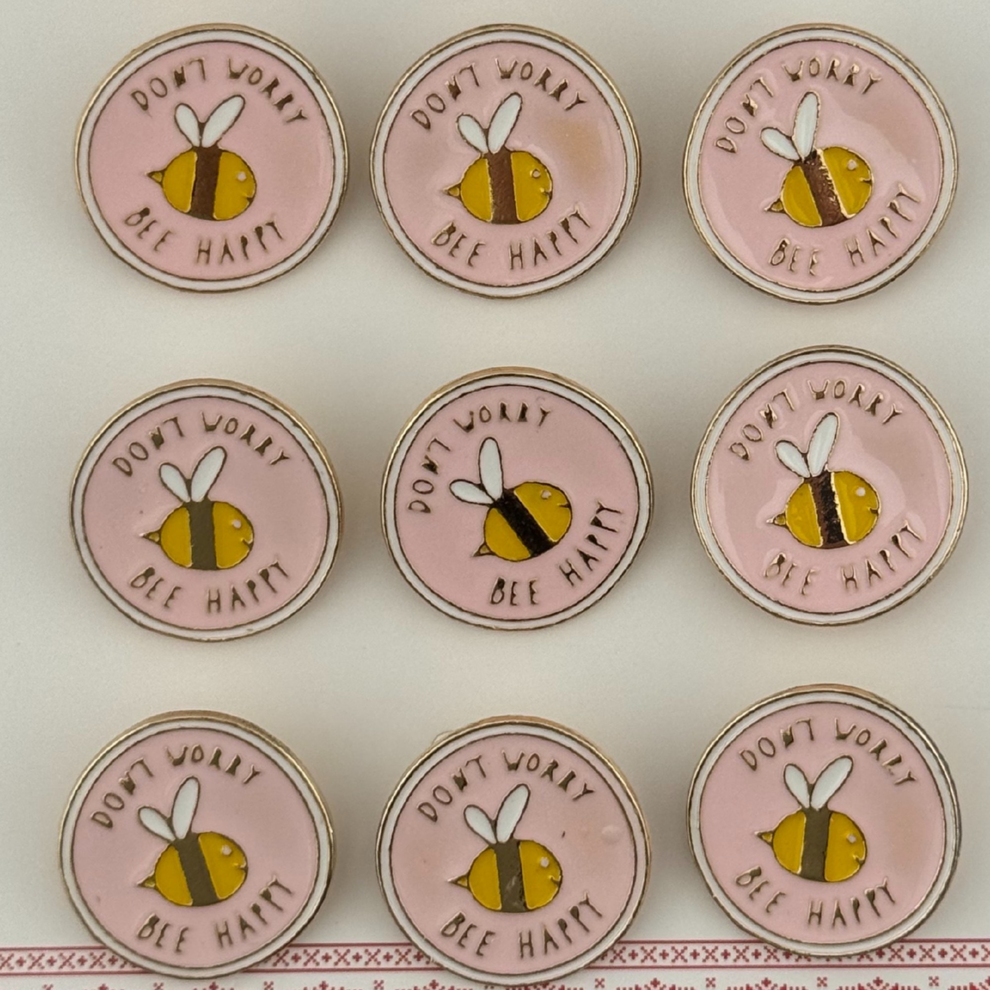 Set 12 Brose Martisor pentru Copii, Jolie, Model Albinuta, cu Mesaj Don`t Worry Bee Happy, Roz Galben