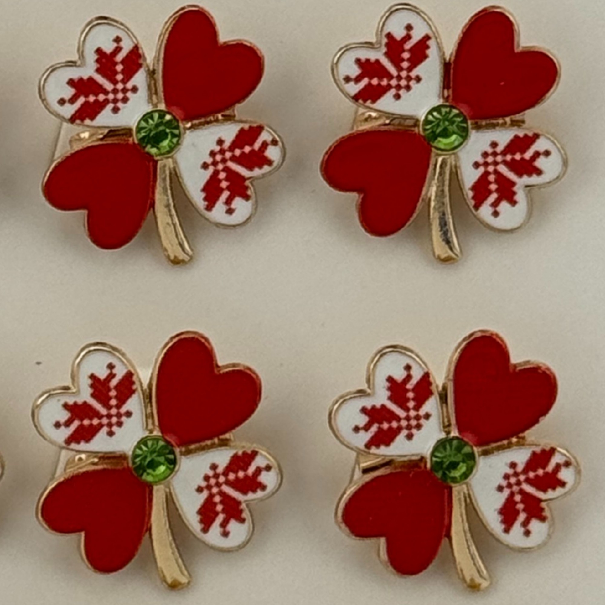 Set 12 Brose Martisor Primavara, Jolie, Model Trifoi Traditional cu Rosu 3