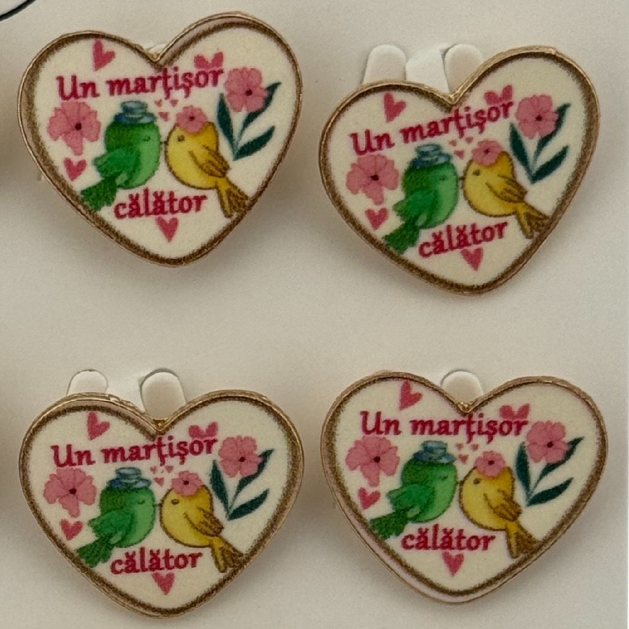 Set 12 Brose Martisor Primavara, Jolie, Model Inima, Mesaj Un Martisor Calator, Multicolor