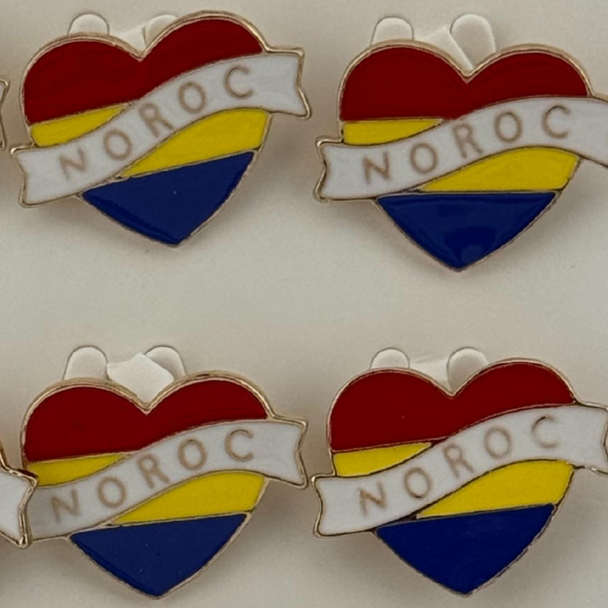 Set 12 Brose Martisor Primavara, Jolie, Model Inima Tricolor, cu Mesaj Noroc