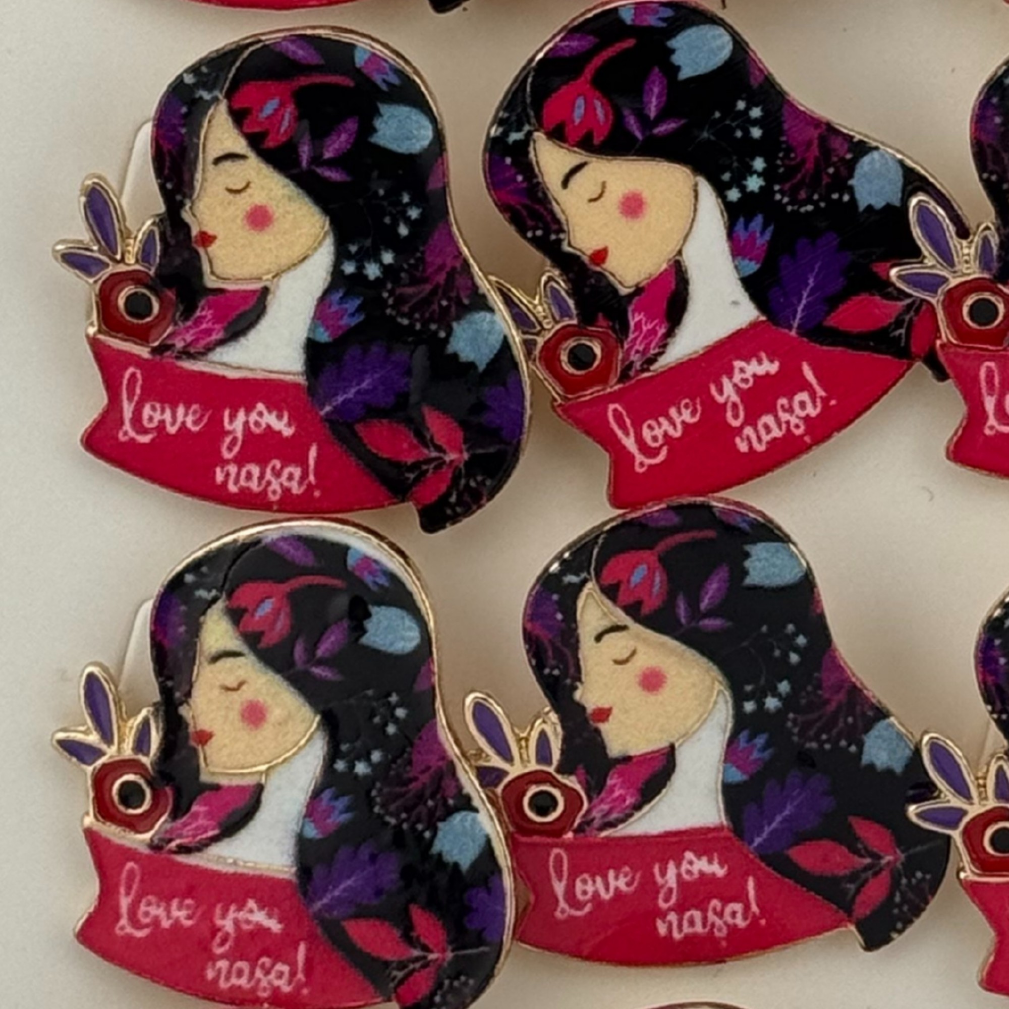 Set 12 Brose Martisor Primavara, Jolie, Model Fata, cu Mesaj Love You Nasa, Multicolor