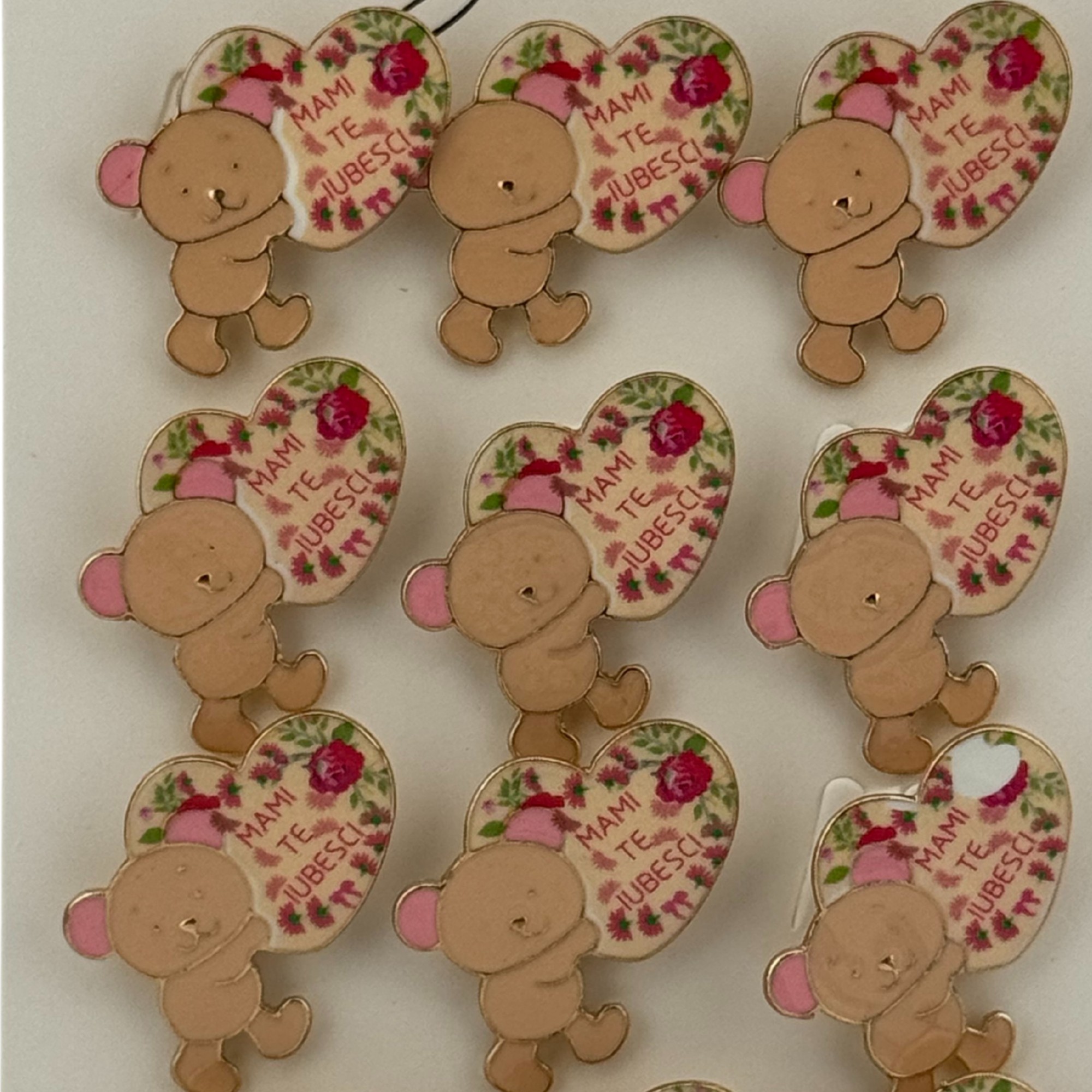 Set 12 Brose Martisor Primavara, Jolie, Model Ursulet, cu Mesaj Mami Te Iubesc, Maro