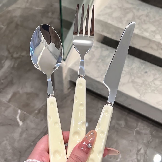 Tacamuri pentru Copii, Flippy, Set 3 Piese, Tacamuri pentru Dejun, Lingura Furculita Cutit, Stil Italian, Manere forma Cascaval Plastic, Inox, 23 cm, Auriu