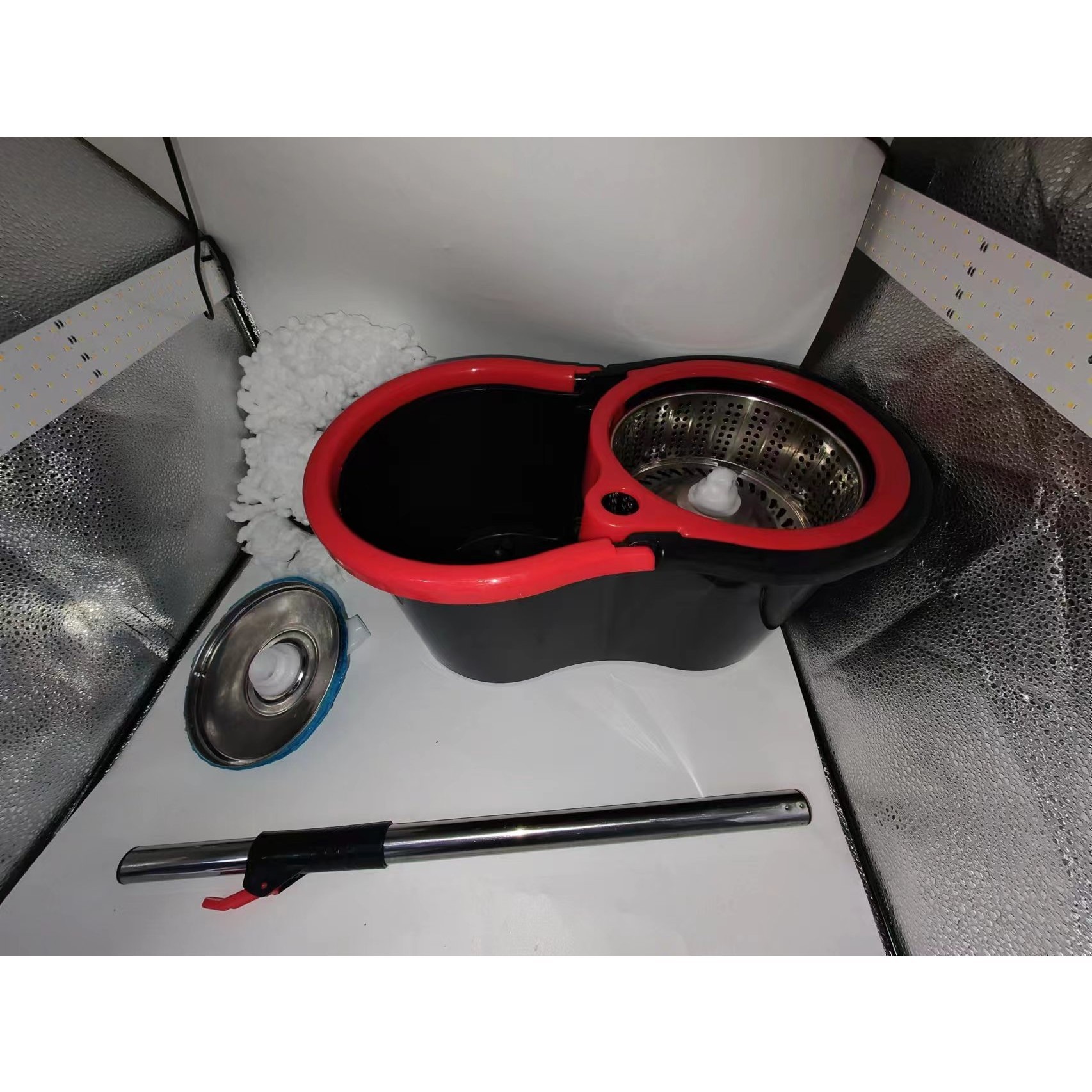 Set mop rotativ cu galeata Flippy, material plastic si microfibra, rezistent, cu dop scurgere, vas detasabil, pentru interior, capacitate 8 l, negru/rosu, Resigilat
