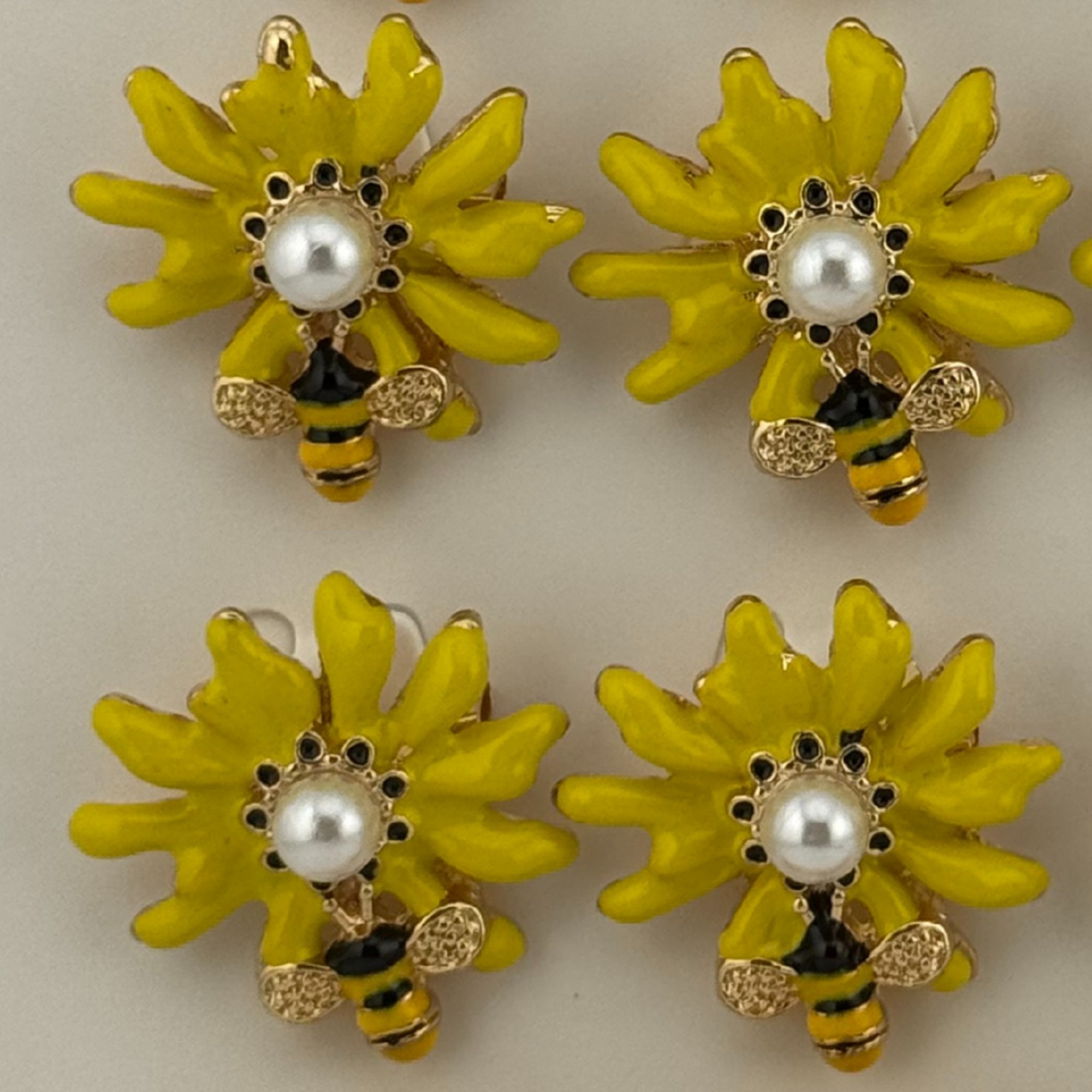 Set 12 Brose Martisor Primavara, Jolie, Model Albina pe Floare Galbena