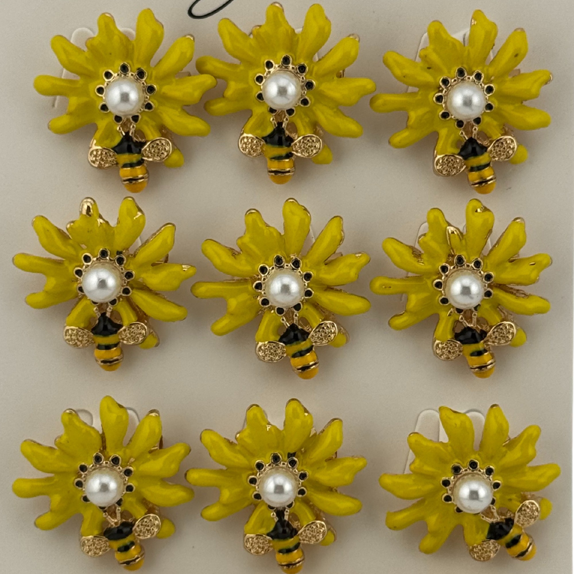 Set 12 Brose Martisor Primavara, Jolie, Model Albina pe Floare Galbena