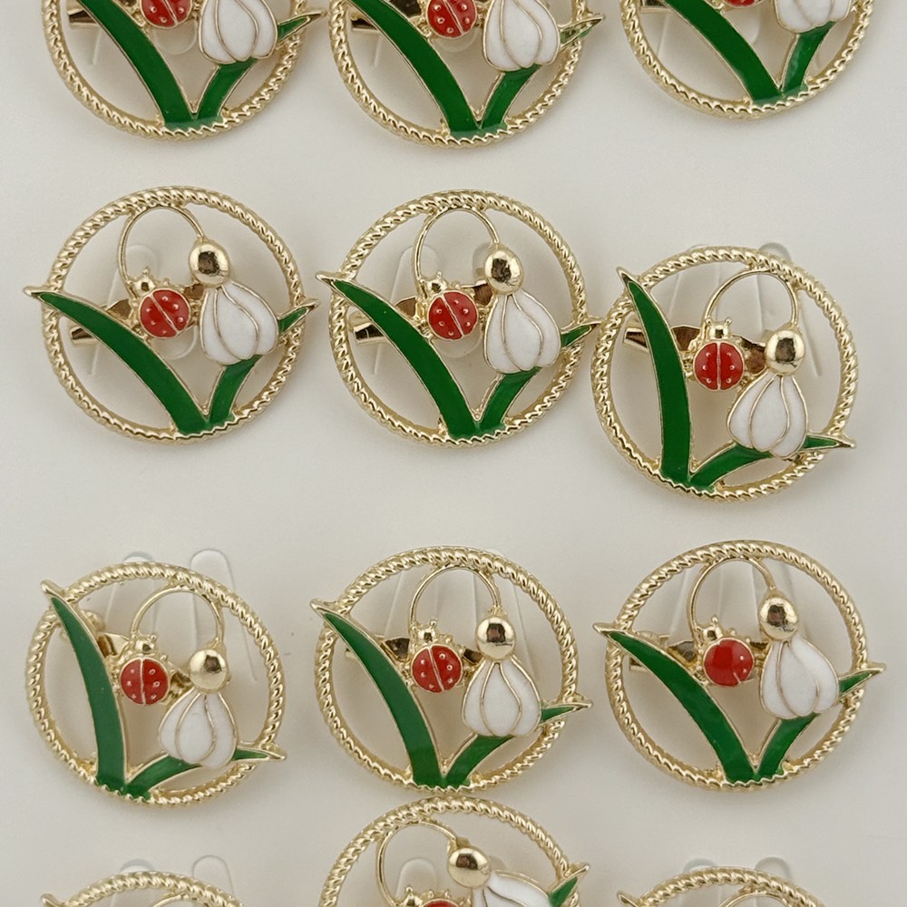 Set 12 Brose Martisor Primavara Ghiocel cu Buburuza in Cerc, Jolie, Brose din Metal, Aspect Lacuit, 2 x 2 cm per Unitate, Verde/Alb