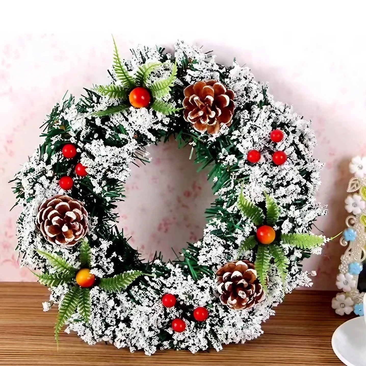 Coronita pentru Craciun Flippy, diametru 20 cm, din brad artificial, decorata cu conuri si merisoare, inzapezit, Verde/Alb, Resigilat