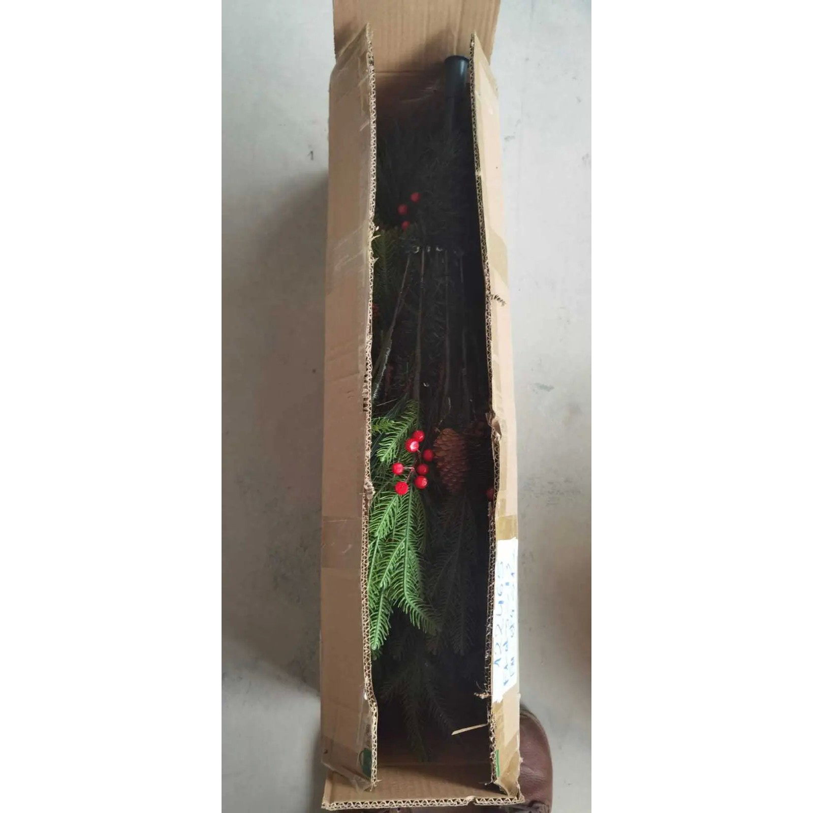 Coronita pentru Craciun Flippy, diametru 20 cm, din brad artificial, decorata cu conuri si merisoare, inzapezit, Verde/Alb, Resigilat