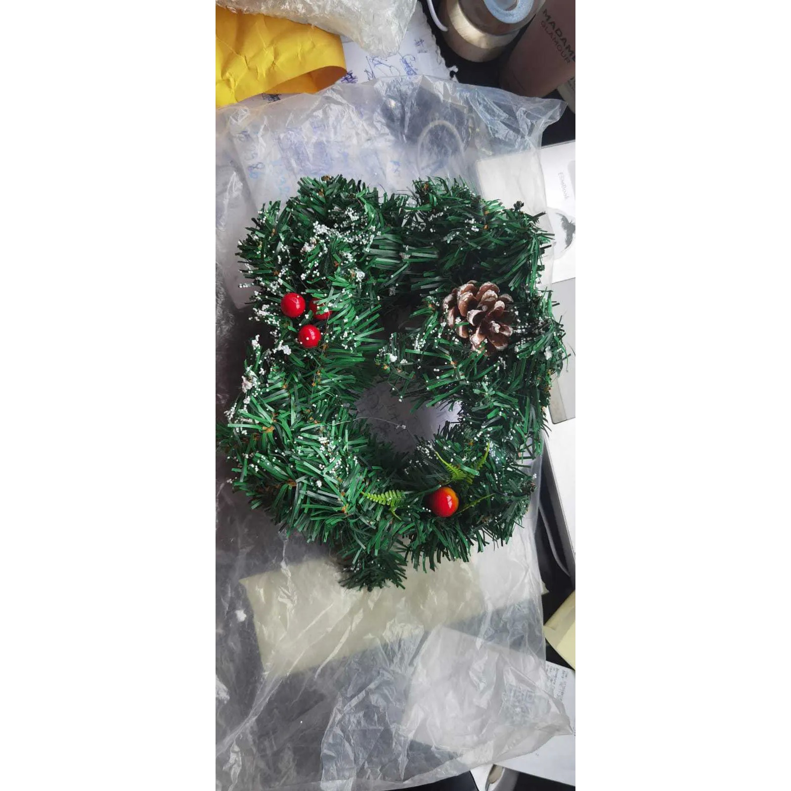 Coronita pentru Craciun Flippy, diametru 20 cm, din brad artificial, decorata cu conuri si merisoare, inzapezit, Verde/Alb, Resigilat
