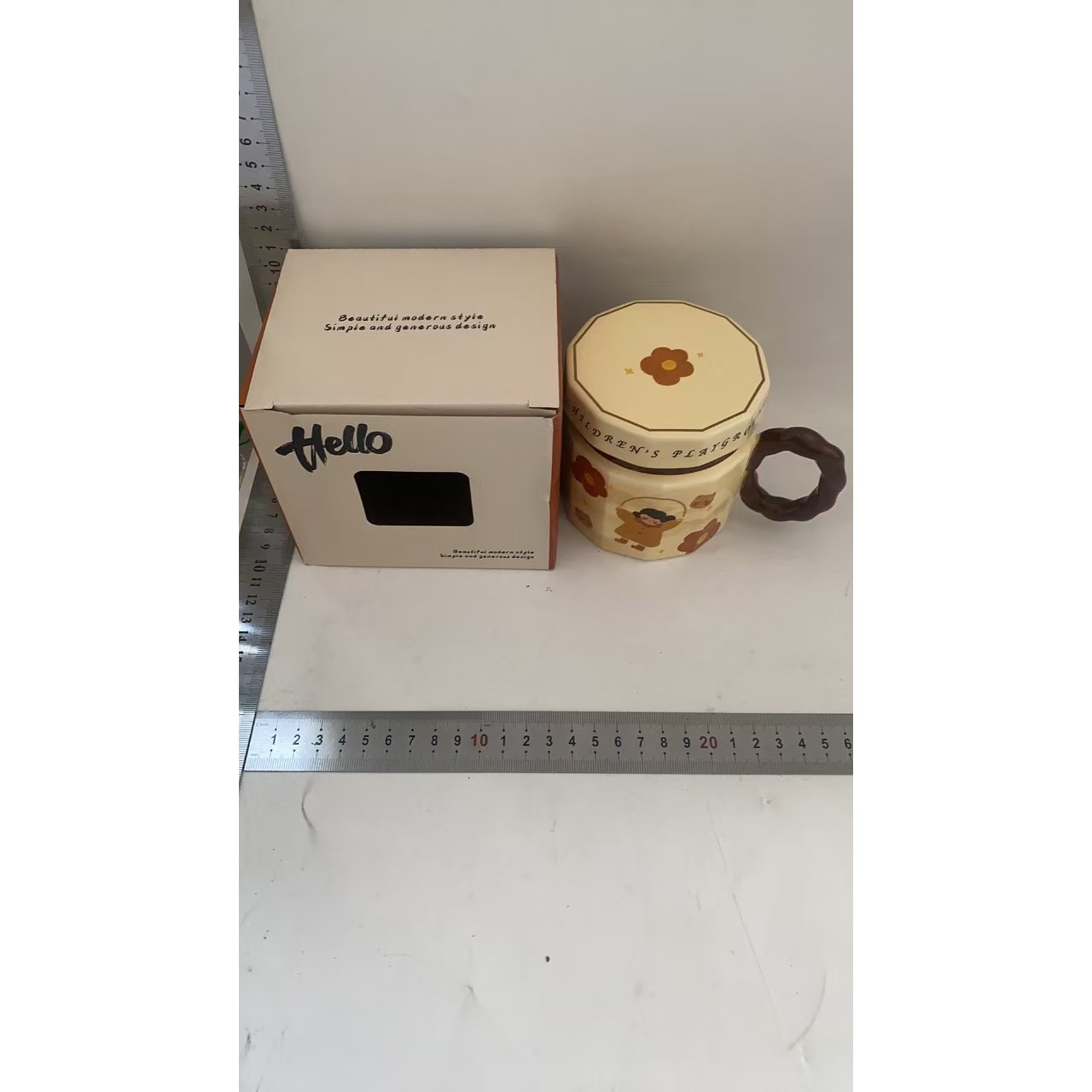 Cana din ceramica, Flippy, Cana pentru Cafea, Ceai, Cana Universala, Unisex, Cana cu Capac, 9 x 8 x 8 cm, 400 ml, Model Fetita cu Coarda, Bej