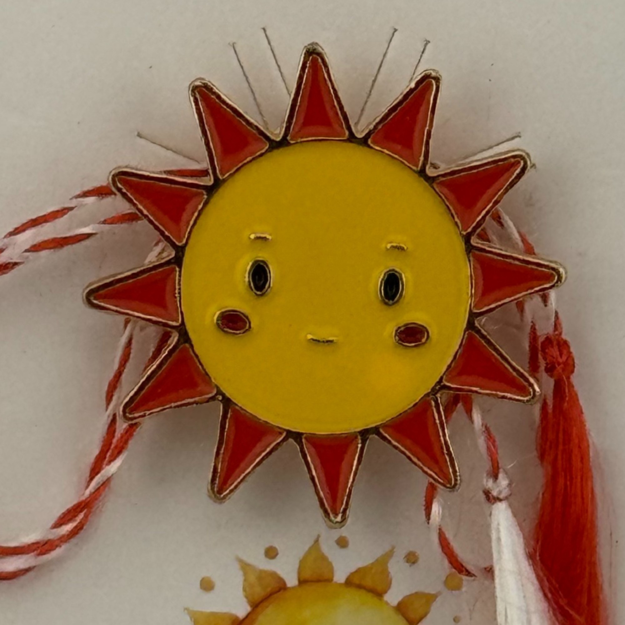 Martisor pentru copii, Jolie, Material Metal, Ambalaj Carton cu Design, Dimensiune Brosa Aproximativ 2x2 cm, Multicolor, Model Soare