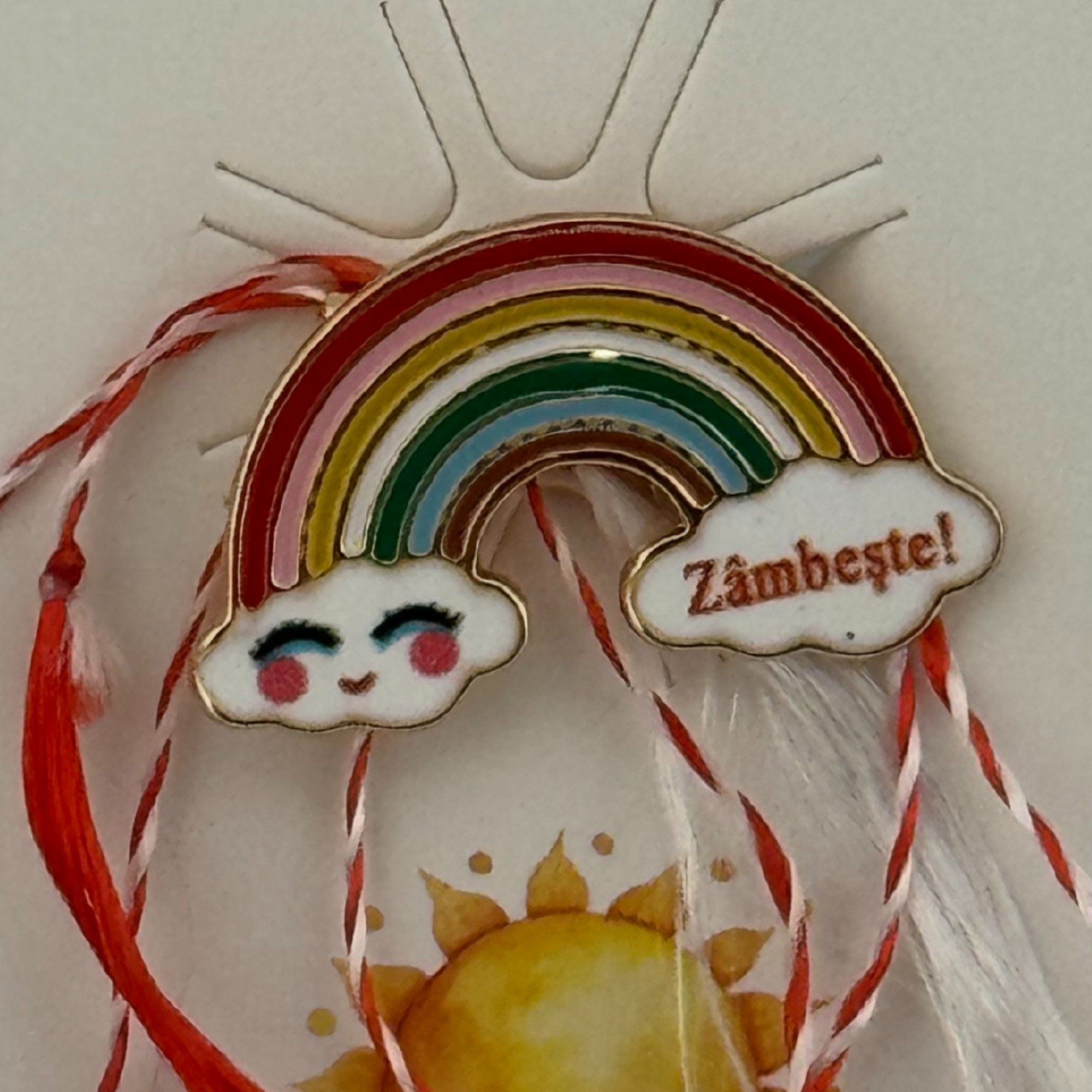 Martisor pentru copii, Jolie, Material Metal, Ambalaj Carton cu Design, Dimensiune Brosa Aproximativ 2x2 cm, Multicolor, cu Mesaj, Model Curcubeu si Norisori