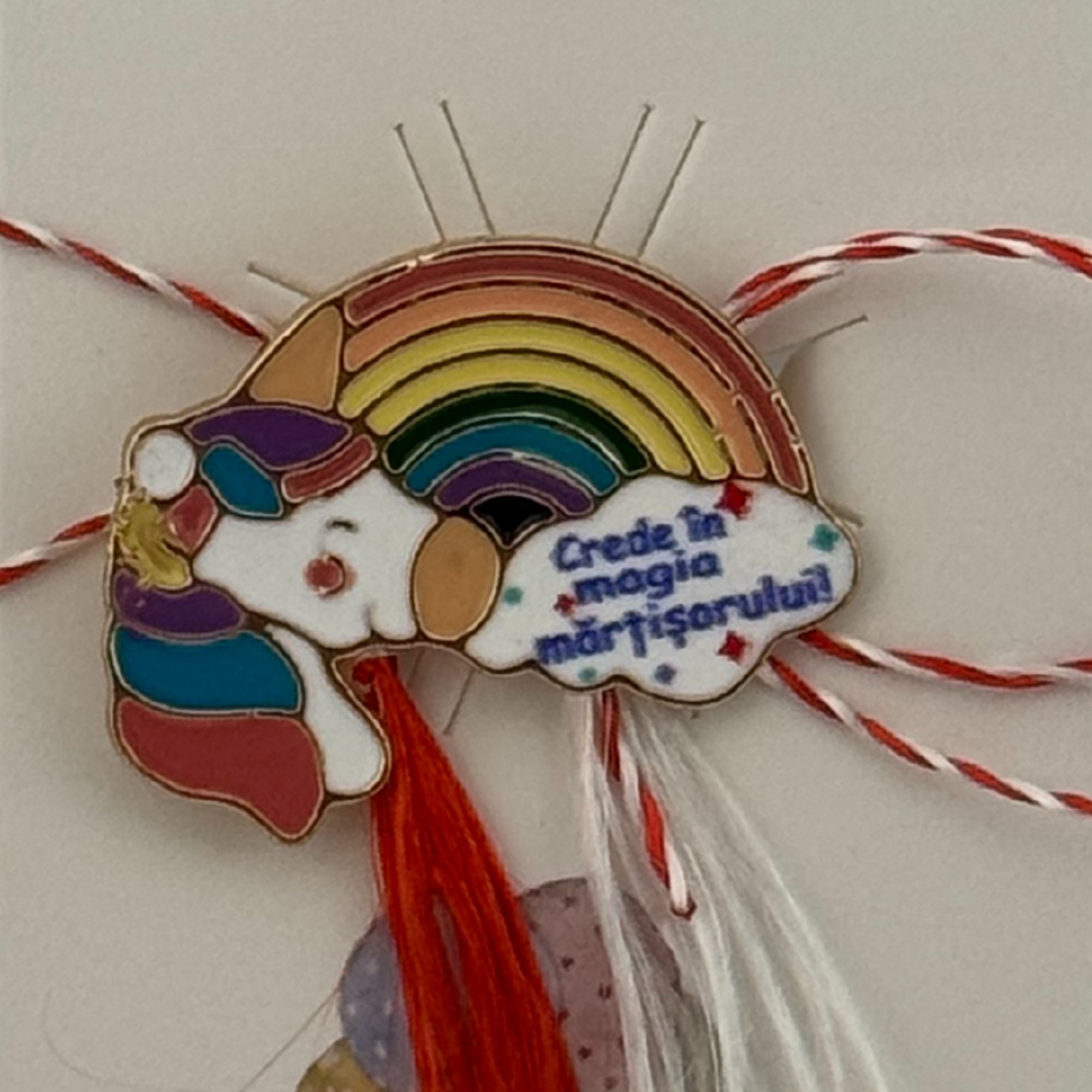 Martisor pentru copii, Jolie, Material Metal, Ambalaj Carton cu Design, Dimensiune Brosa Aproximativ 2x2 cm, Multicolor, cu Mesaj, Model Curcubeu si Unicorn