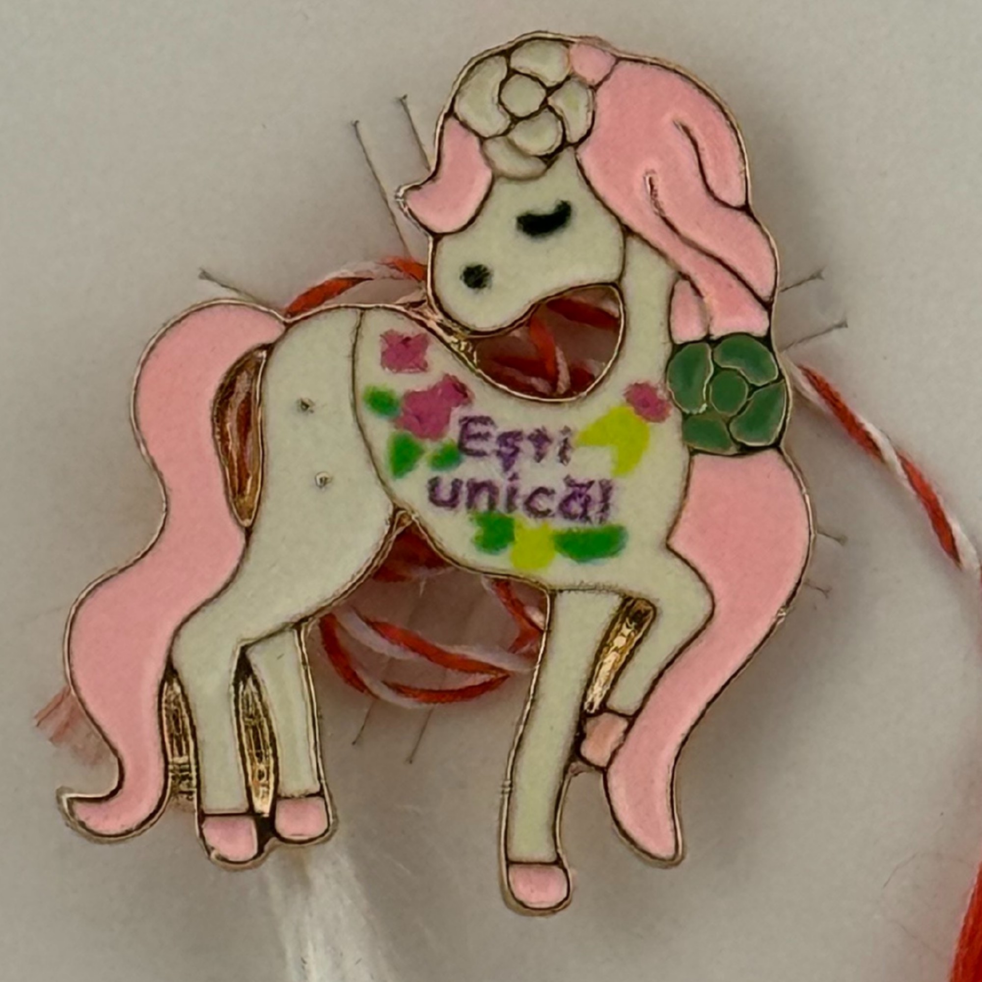 Martisor pentru copii, Jolie, Material Metal, Ambalaj Carton cu Design, Dimensiune Brosa Aproximativ 2x2 cm, Multicolor, cu Mesaj, Model Unicorn