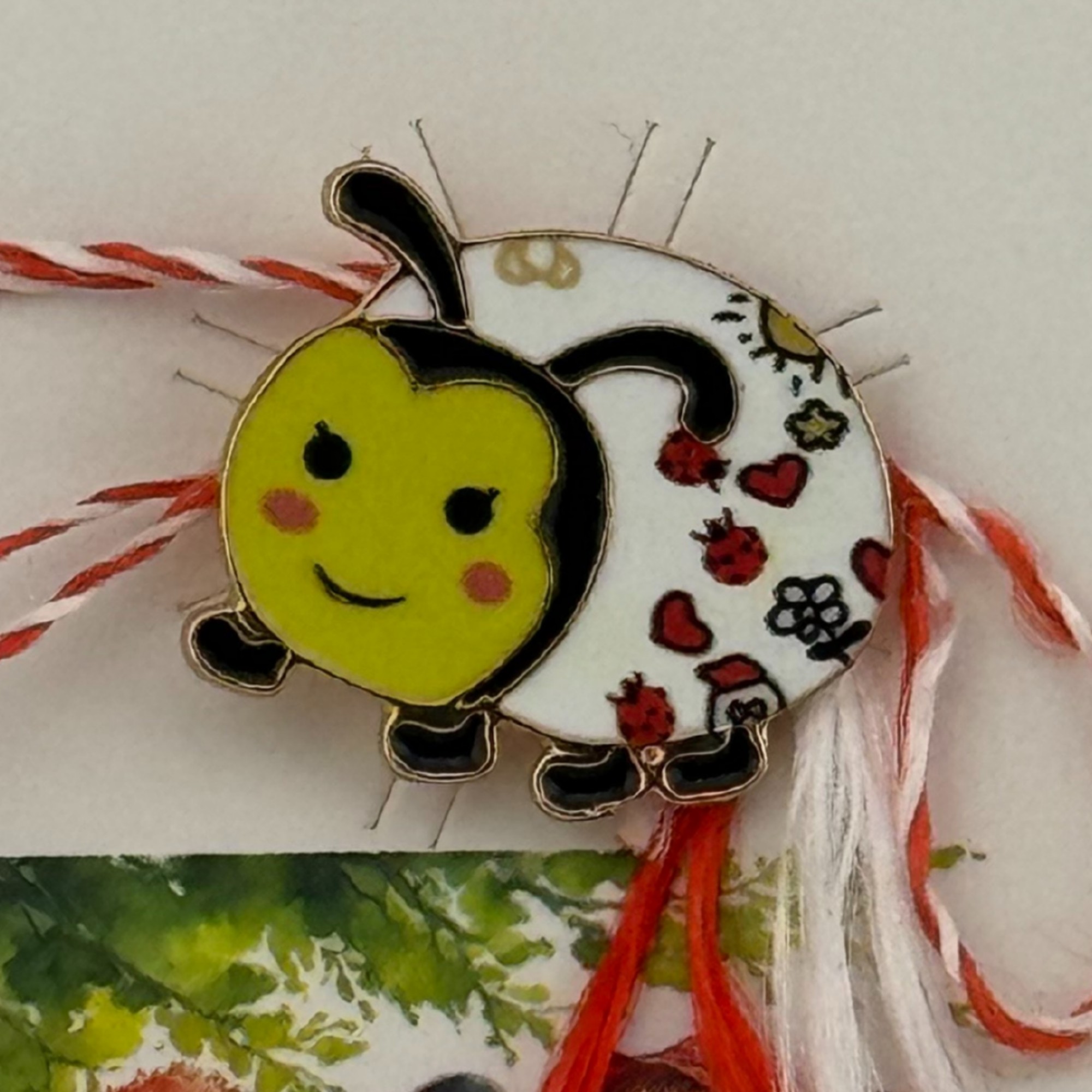 Martisor pentru copii, Jolie, Material Metal, Ambalaj Carton cu Design, Dimensiune Brosa Aproximativ 2x2 cm, Model Buburuza, Multicolor