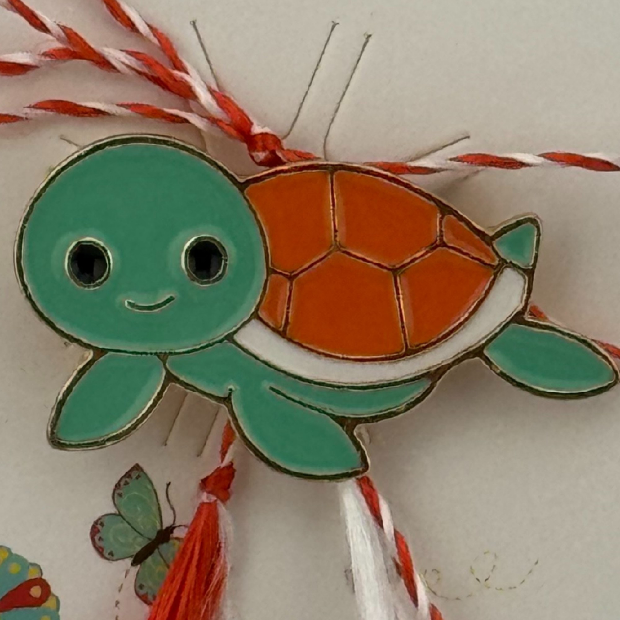 Martisor pentru copii, Jolie, Material Metal, Ambalaj Carton cu Design, Dimensiune Brosa Aproximativ 2x2 cm, Multicolor, Model Broasca Testoasa