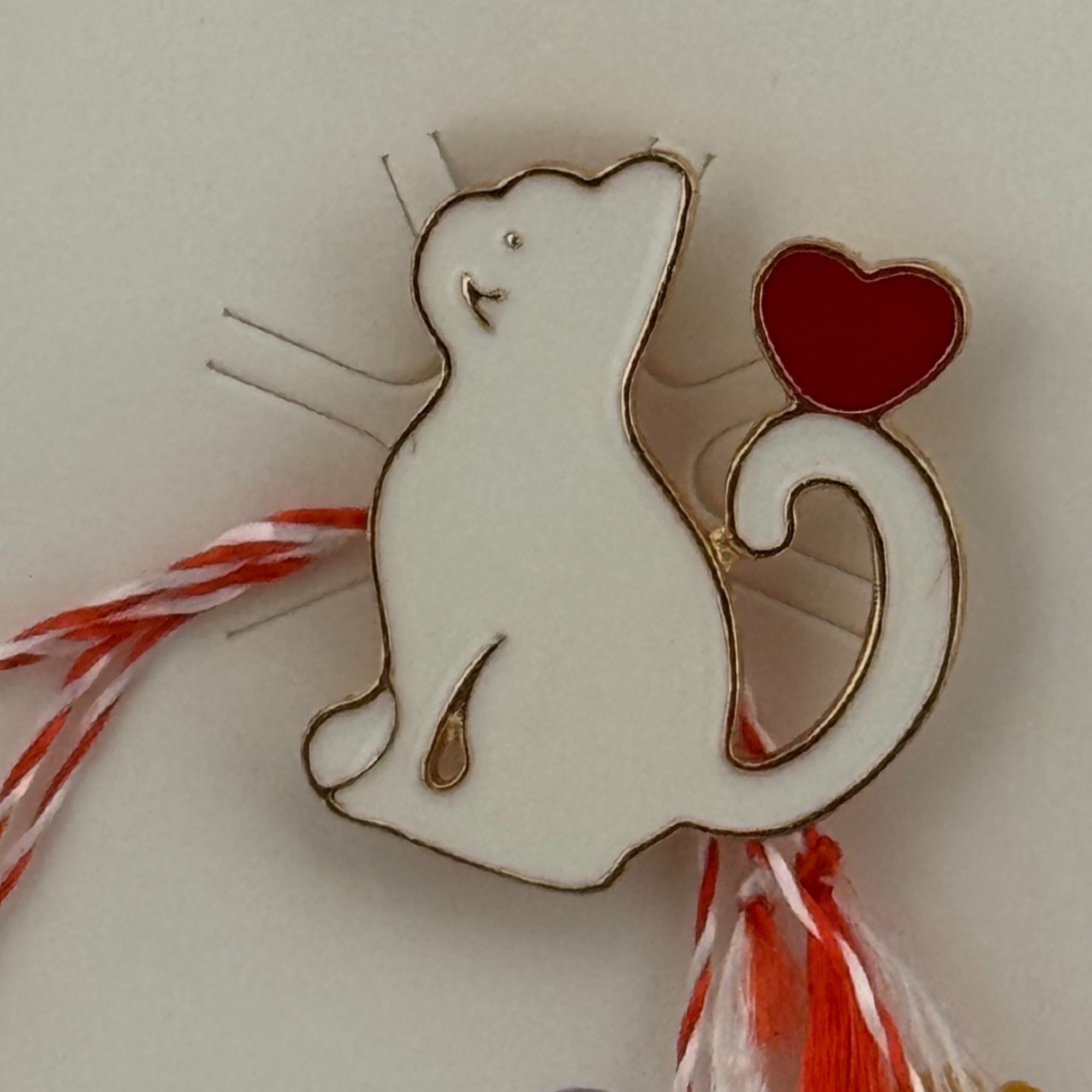 Martisor pentru copii, Jolie, Material Metal, Ambalaj Carton cu Design, Dimensiune Brosa Aproximativ 2x2 cm, Multicolor, Model Pisica