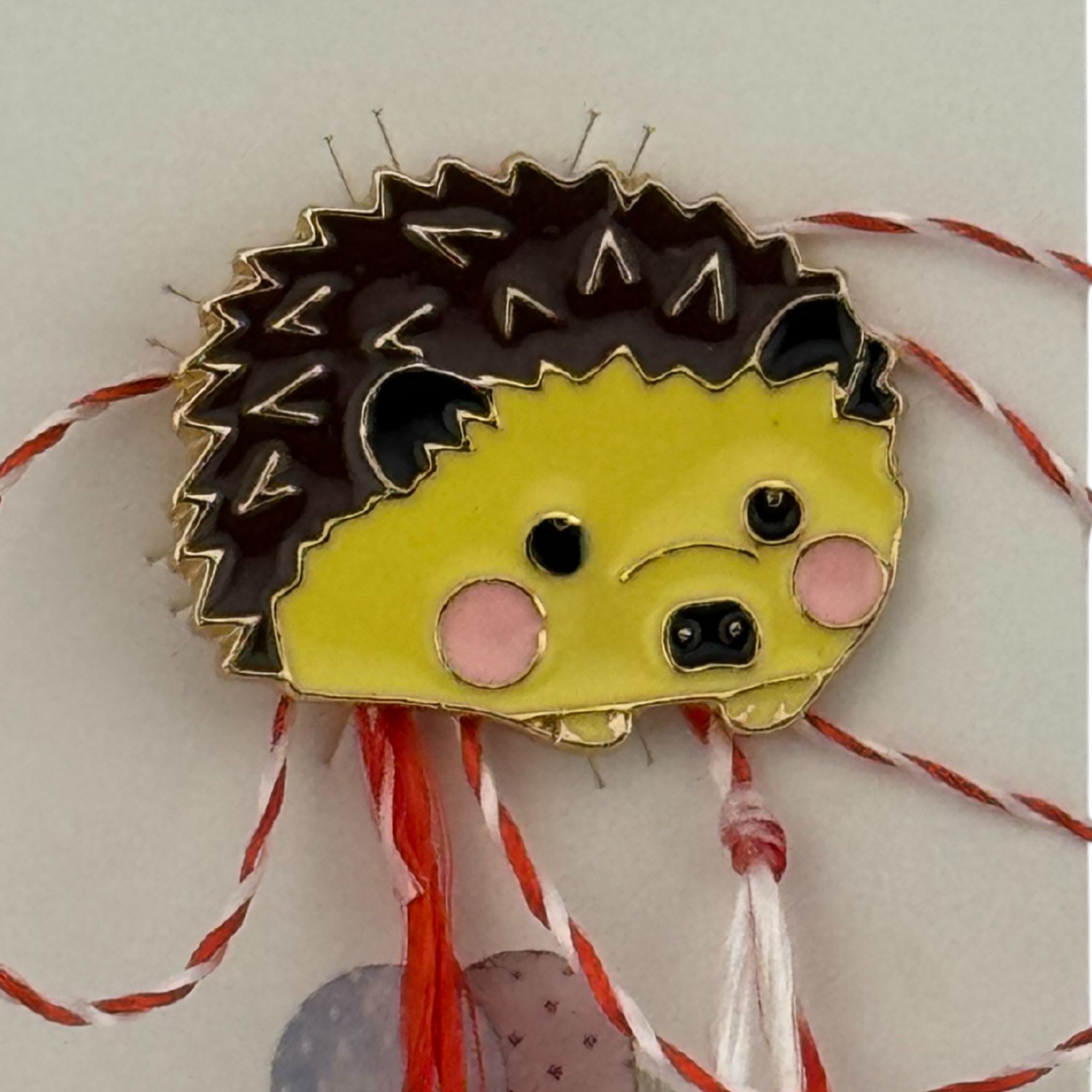 Martisor pentru copii, Jolie, Material Metal, Ambalaj Carton cu Design, Dimensiune Brosa Aproximativ 2x2 cm, Multicolor, Model Arici