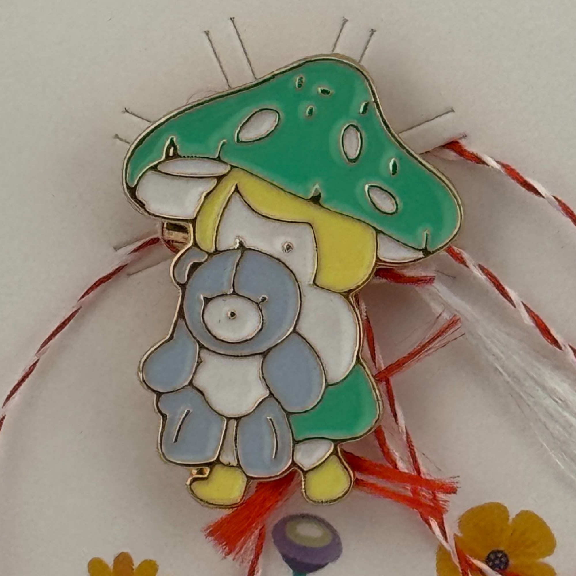 Martisor pentru copii, Jolie, Material Metal, Ambalaj Carton cu Design, Dimensiune Brosa Aproximativ 2x2 cm, Multicolor, Model Ciuperca si Ursulet