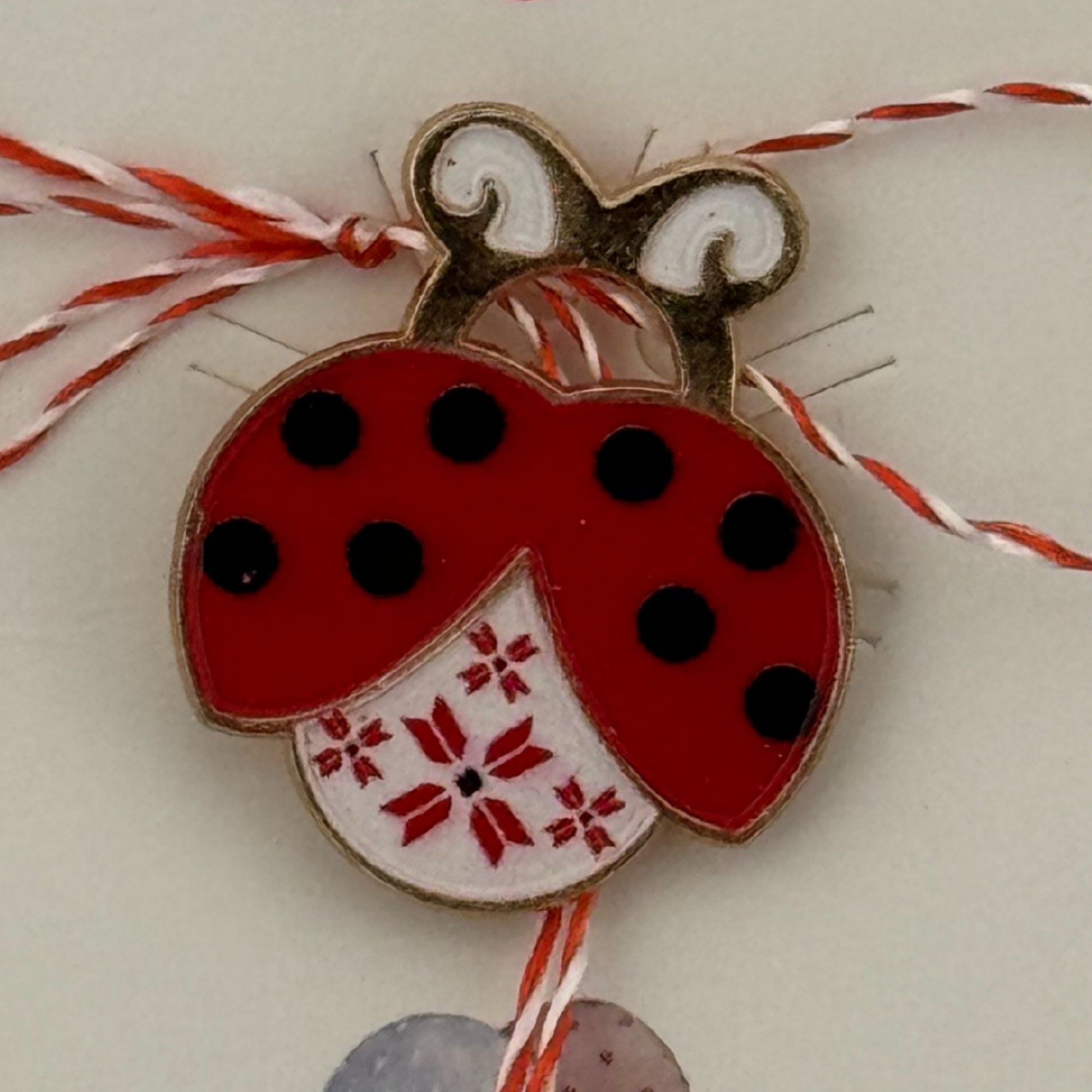 Martisor pentru copii, Jolie, Material Metal, Ambalaj Carton cu Design, Dimensiune Brosa Aproximativ 2x2 cm, Multicolor, Model Buburuza