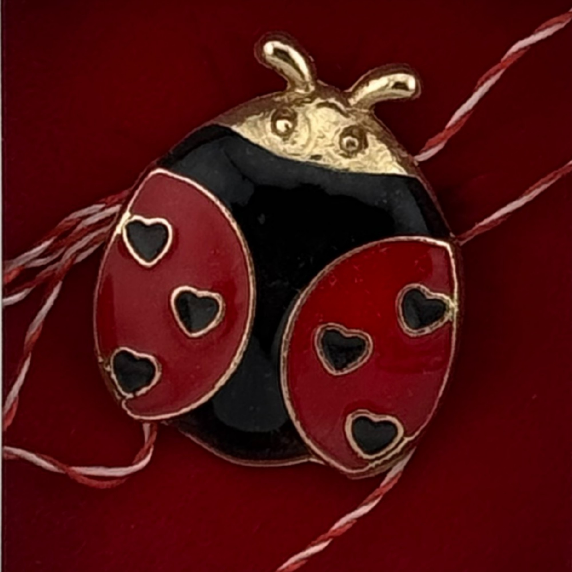 Martisor Brosa Mica in Cutie, Jolie, Dimensiune Brosa 2.5-3cm, Material Metal, Model Buburuza, Cutie Alba