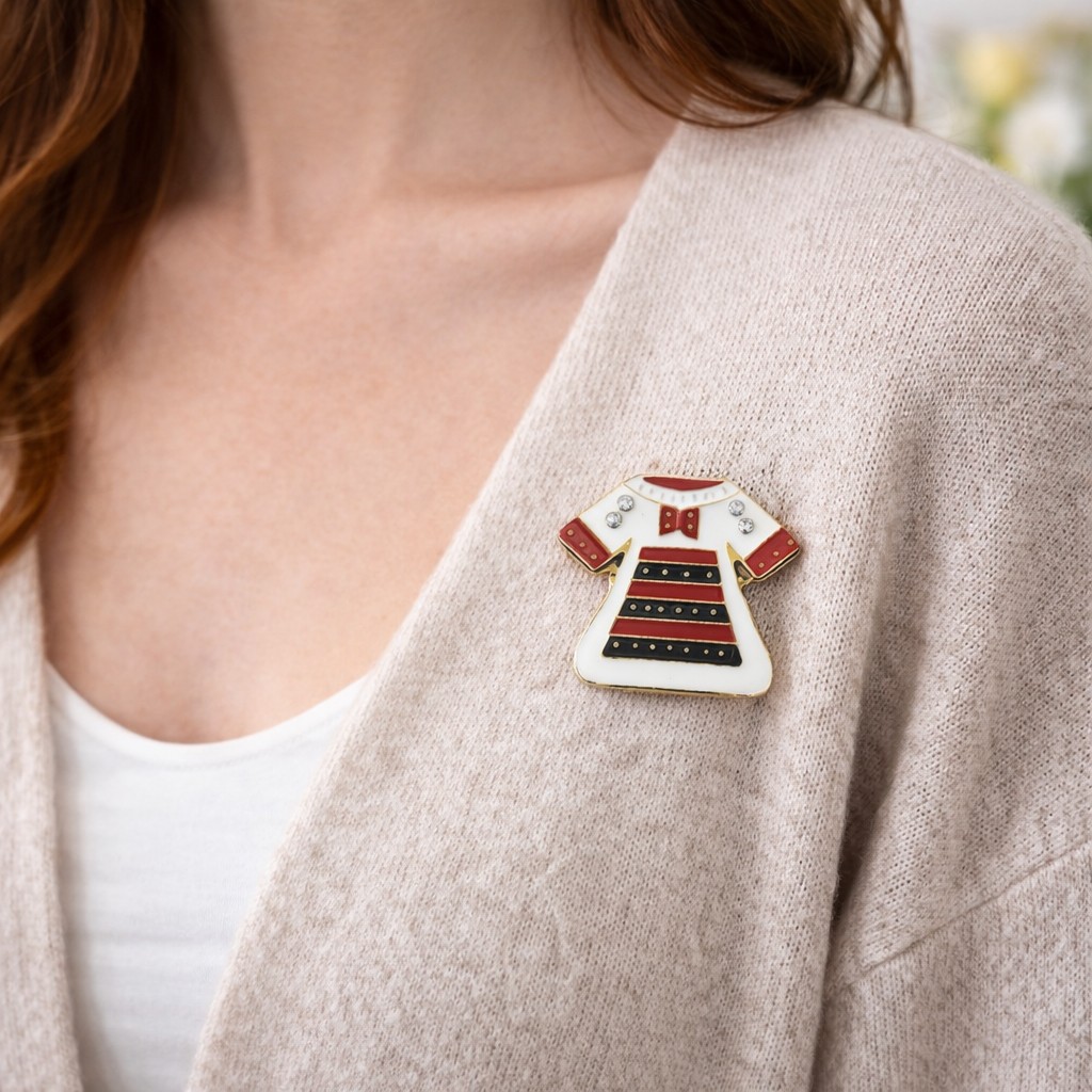 Martisor Brosa Mica in Cutie, Jolie, Dimensiune Brosa 2,5-3 cm, Material Metal, Model Rochie Traditionala, Multicolor