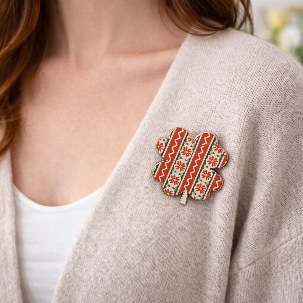 Martisor Brosa Mica in Cutie, Jolie, Model Trifoi Traditional, Metal, 2,5-3 cm, Multicolor