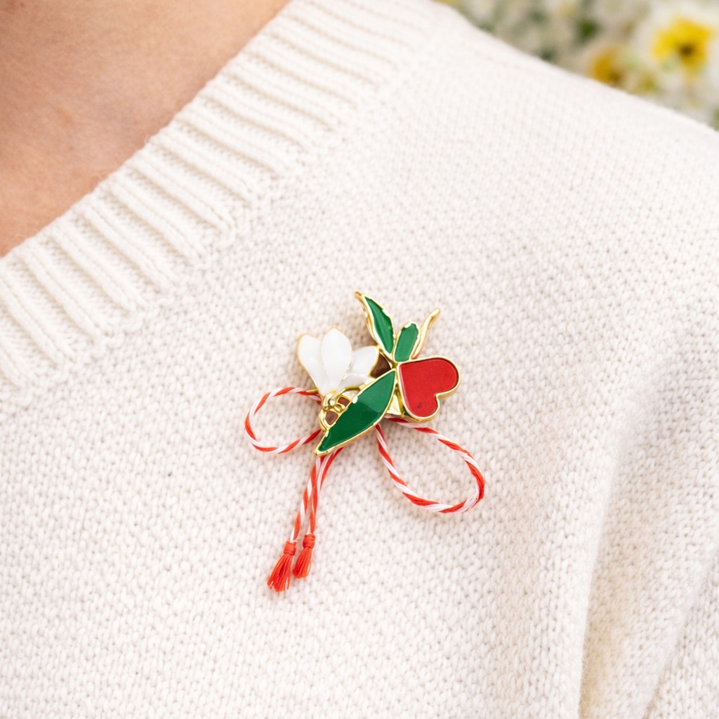 Martisor Brosa Mica in Cutie, Jolie, Dimensiune Brosa 2,5-3 cm, Material Metal, Model Ghiocel, Multicolor