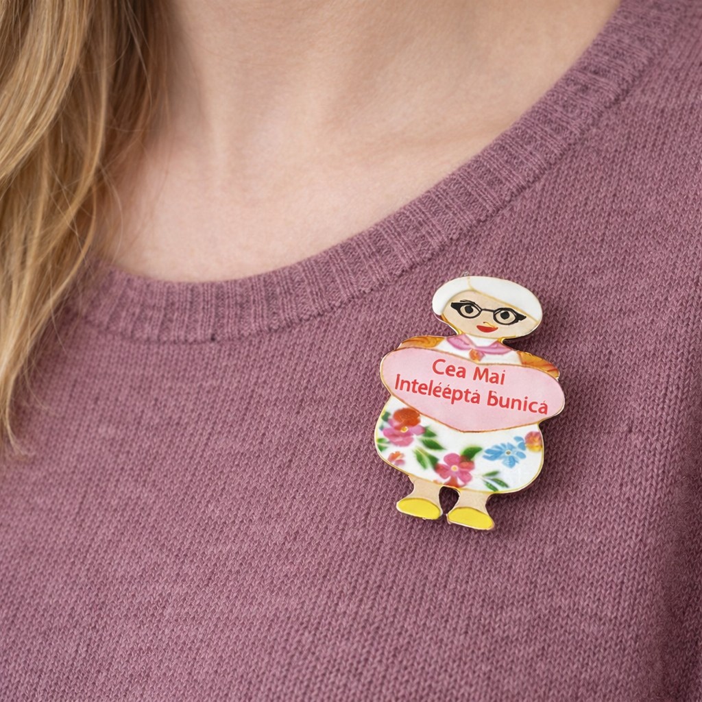 Martisor Brosa Mica in Cutie, Jolie, Dimensiune Brosa 2,5-3 cm, Material Metal, Model Cea Mai Inteleapta Bunica, Multicolor