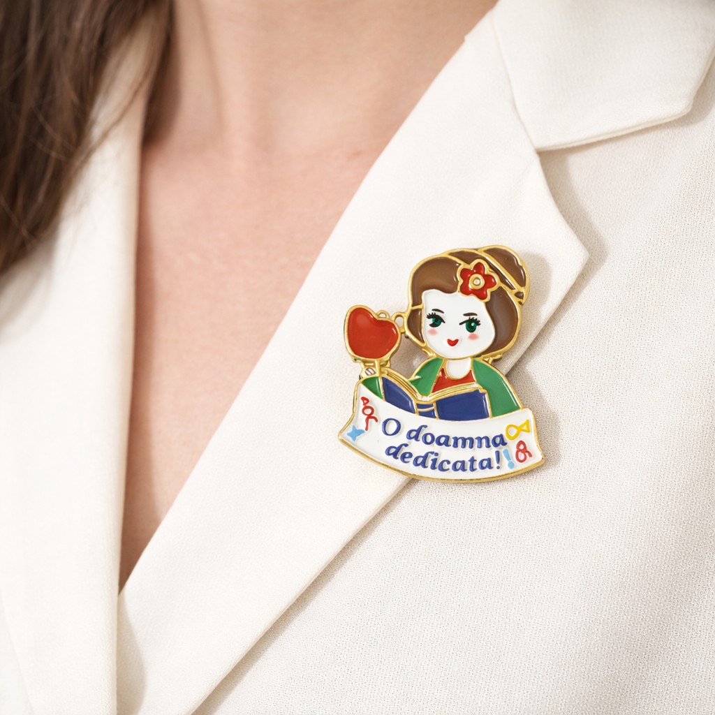 Martisor Brosa Mica in Cutie, Jolie, Dimensiune Brosa 2,5-3 cm, Material Metal, Model O Doamna Dedicata, Multicolor