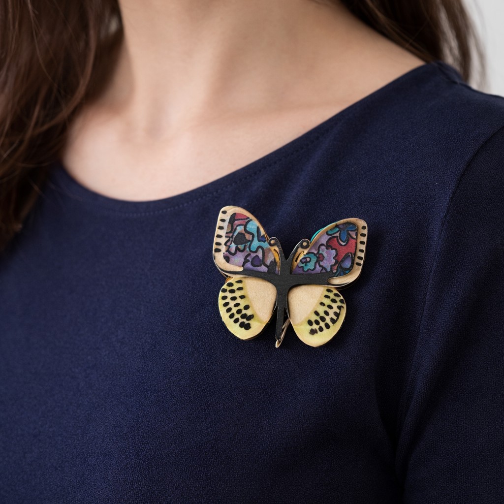 Martisor Brosa Mica in Cutie, Jolie, Dimensiune Brosa 2,5-3 cm, Material Metal, Model Fluture Colorat, Multicolor